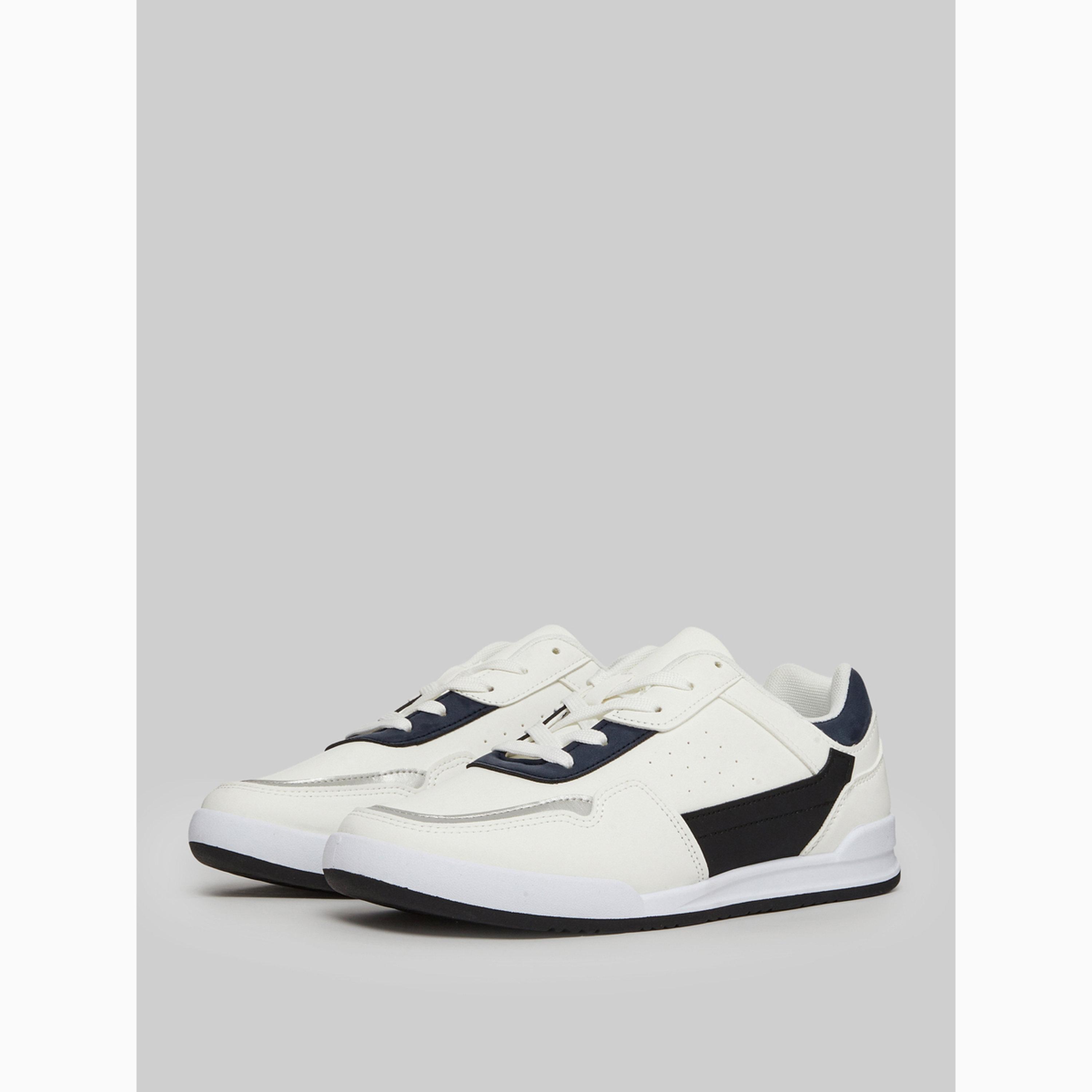 حذاء سنيكرز بأربطة بنمط كتل الالوان-men-shoes-sneakers-image-1