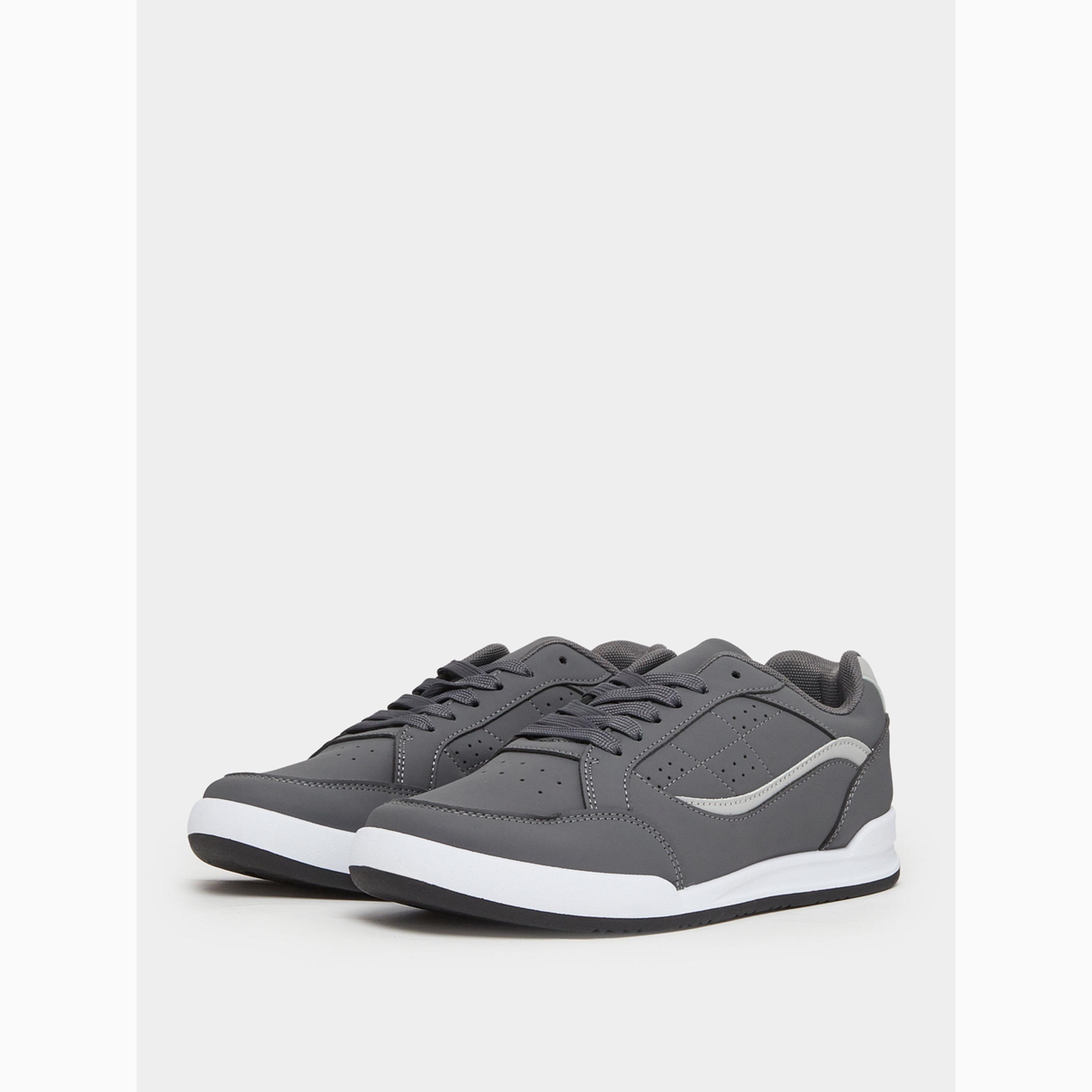 حذاء سنيكرز بأربطة وتصميم بألواح-men-shoes-sneakers-image-1