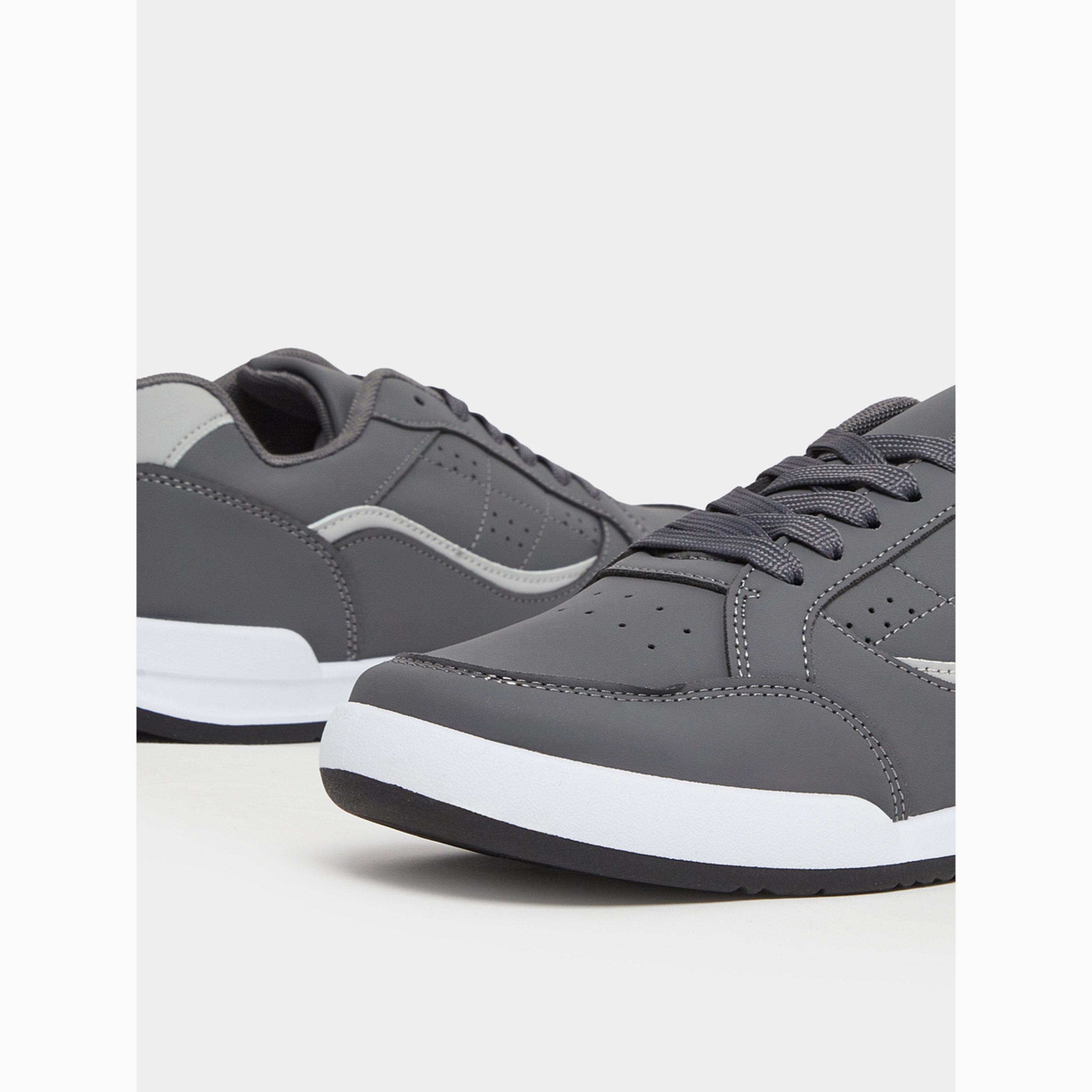 حذاء سنيكرز بأربطة وتصميم بألواح-men-shoes-sneakers-image-3