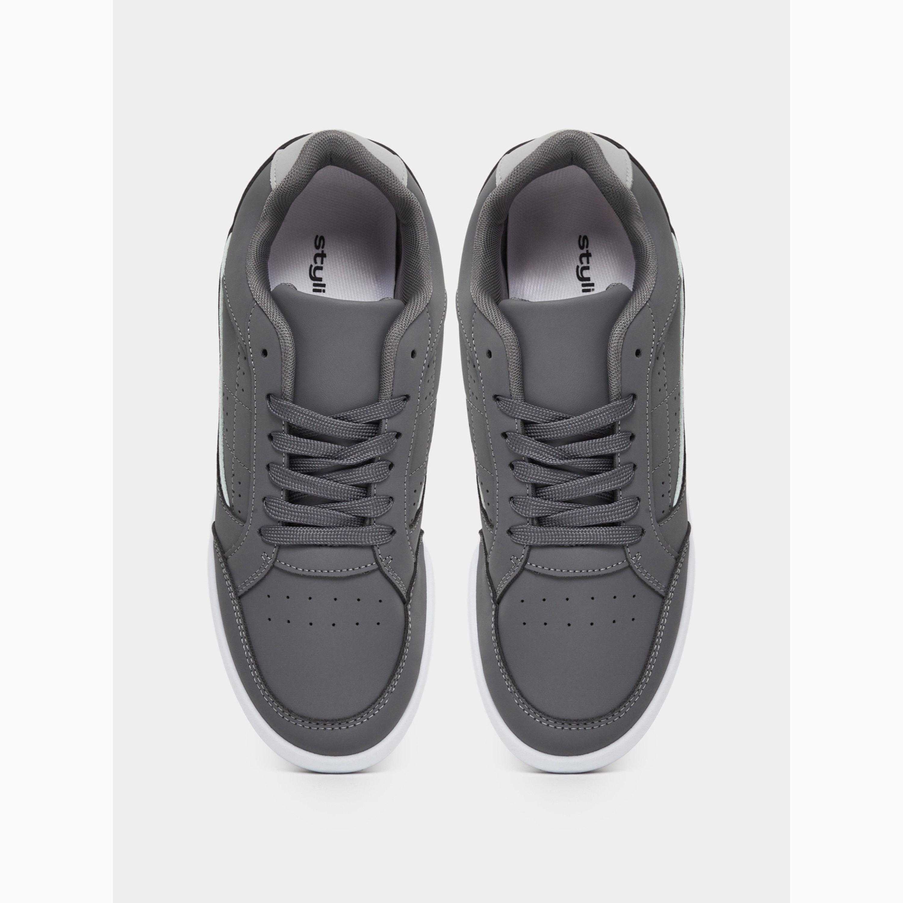 حذاء سنيكرز بأربطة وتصميم بألواح-men-shoes-sneakers-image-6