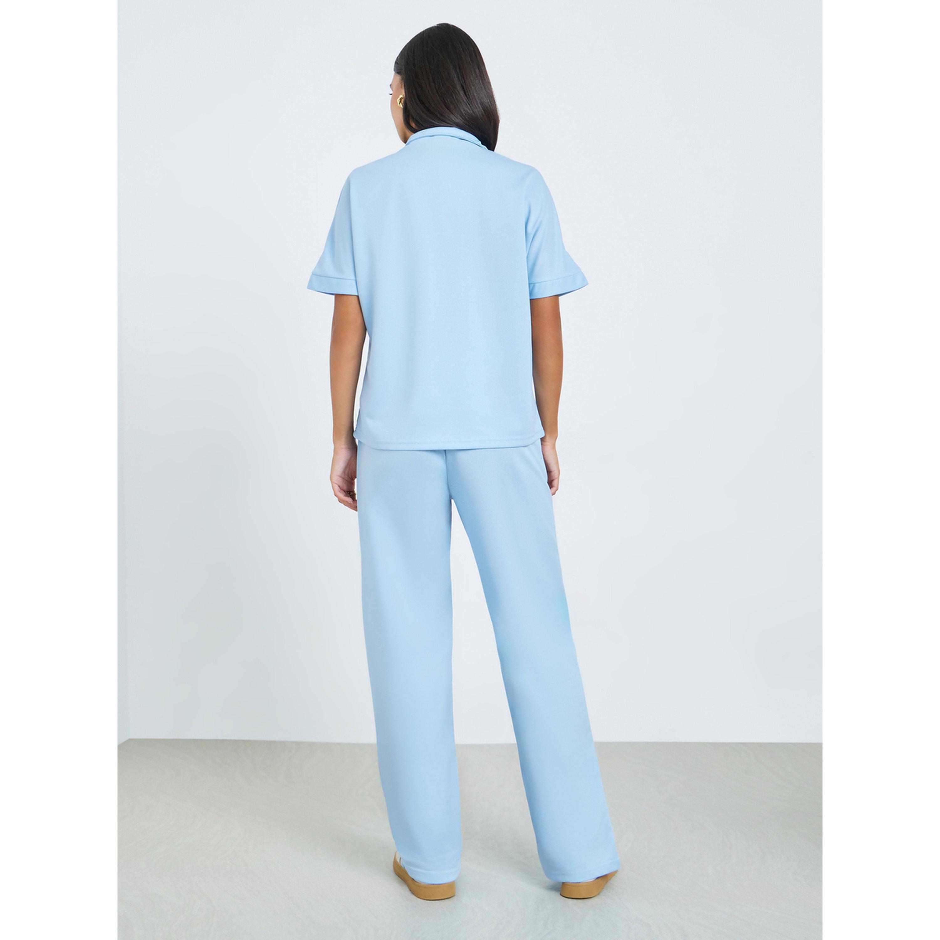 طقم منسق من بنطال بأرجل واسعة وتيشيرت بولو بأكمام قصيرة-women-clothing-coordsets-image-3