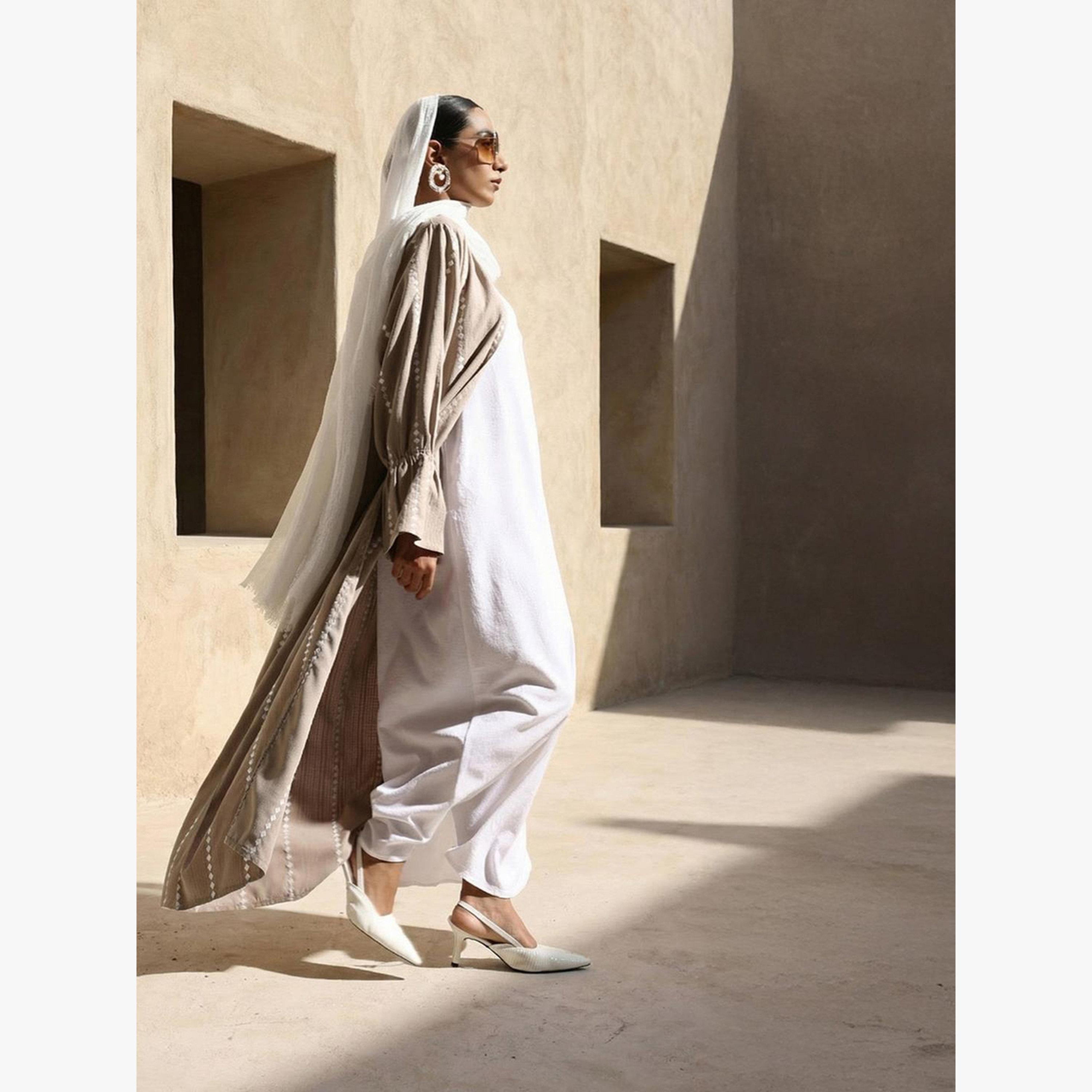 Ishin X Styli Beige Crinkled Cotton Relaxed Abaya with Hijab-women-arabicclothing-headscarf-hijab-image-3