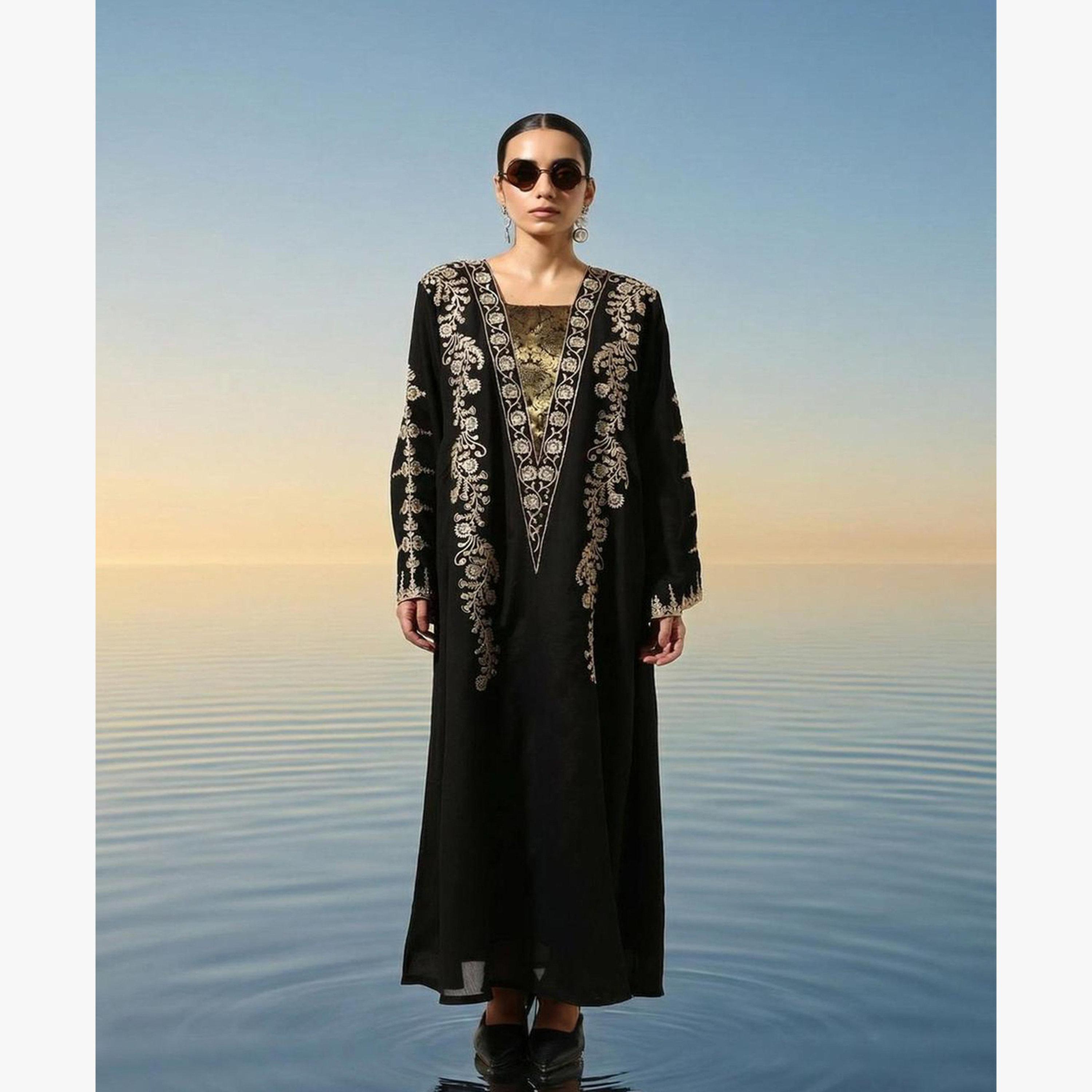 عباية بقصة مريحة وتفاصيل مُطرّزة-women-arabicclothing-abayas-image-1