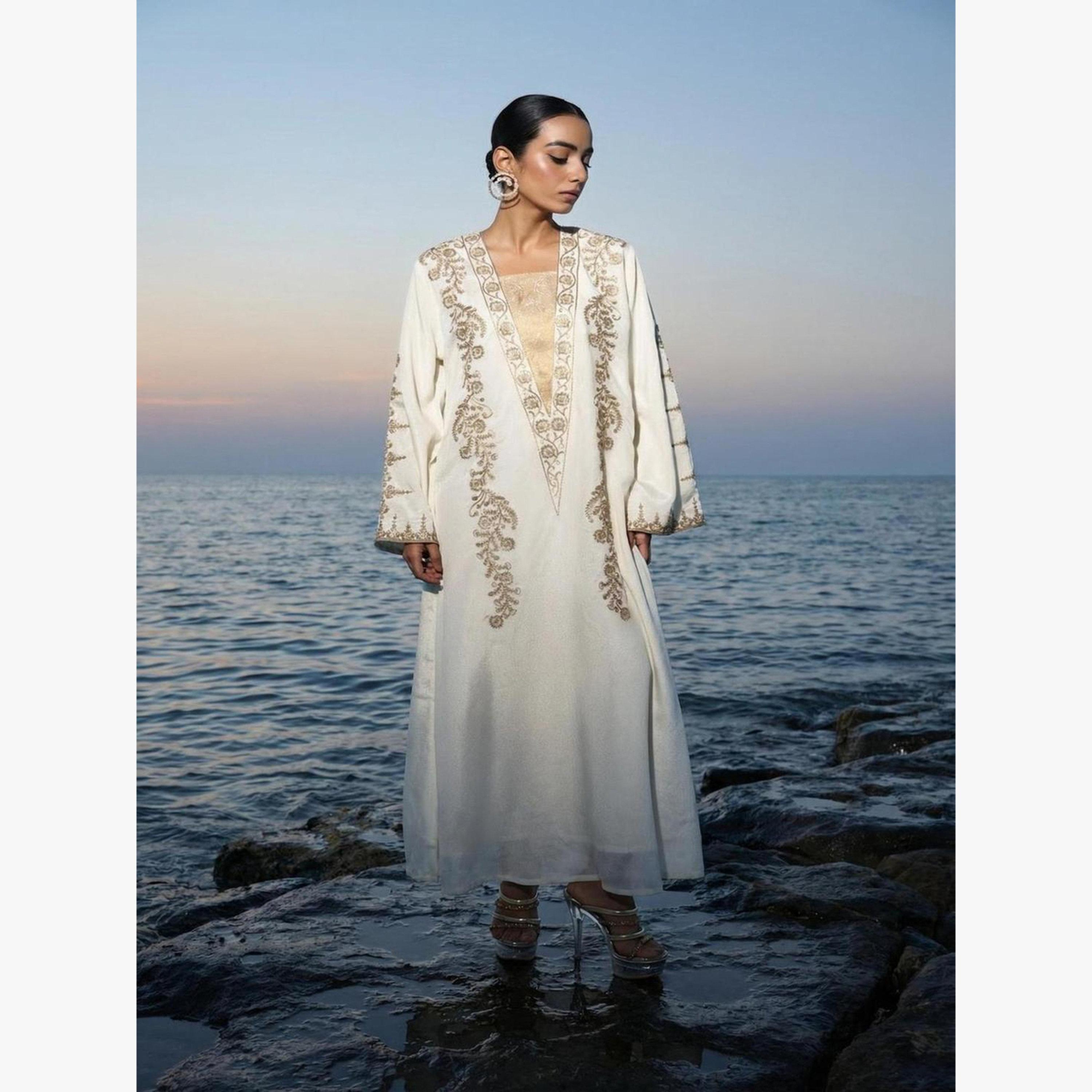 عباية بقصة مريحة وتفاصيل مُطرّزة-women-arabicclothing-abayas-image-1