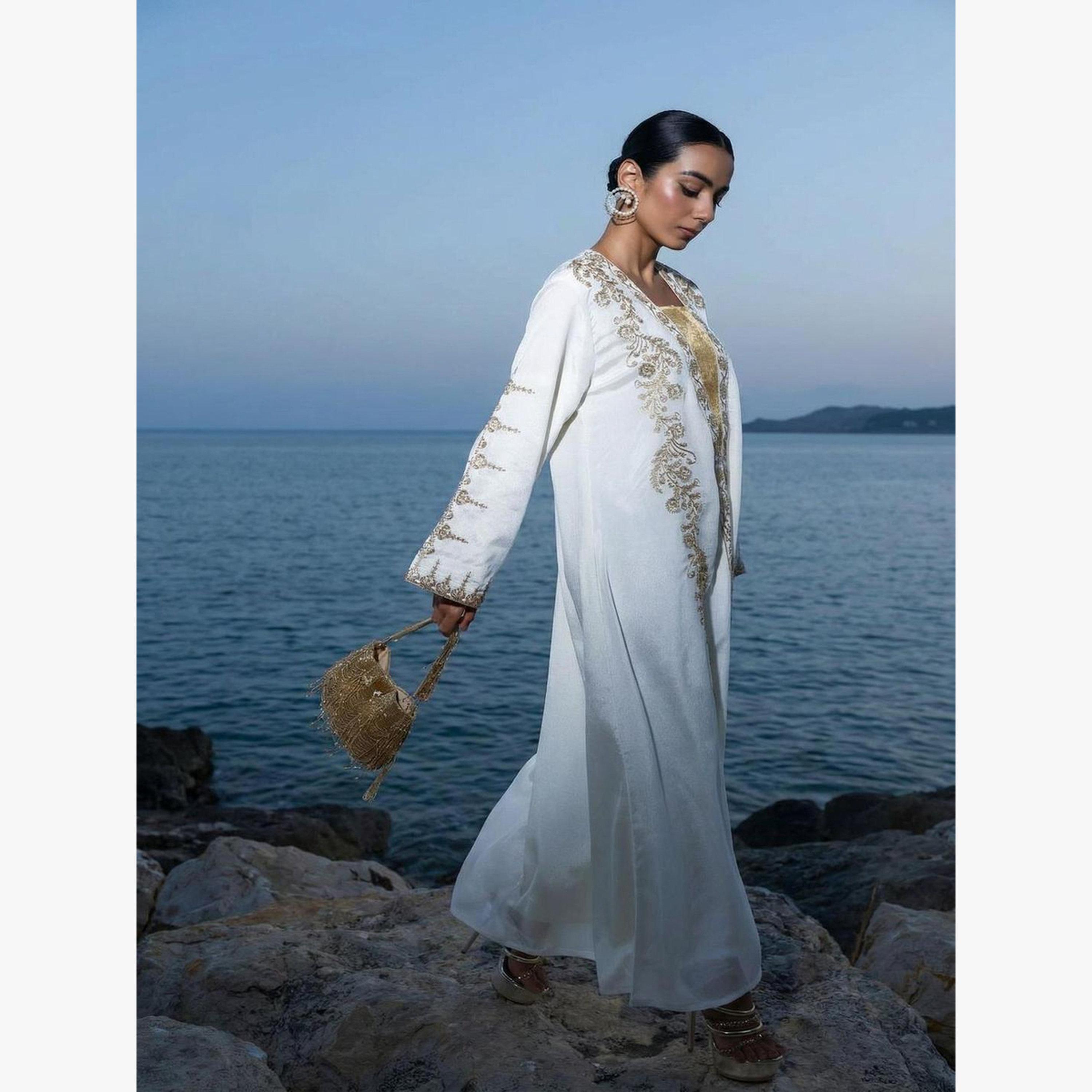 عباية بقصة مريحة وتفاصيل مُطرّزة-women-arabicclothing-abayas-image-2