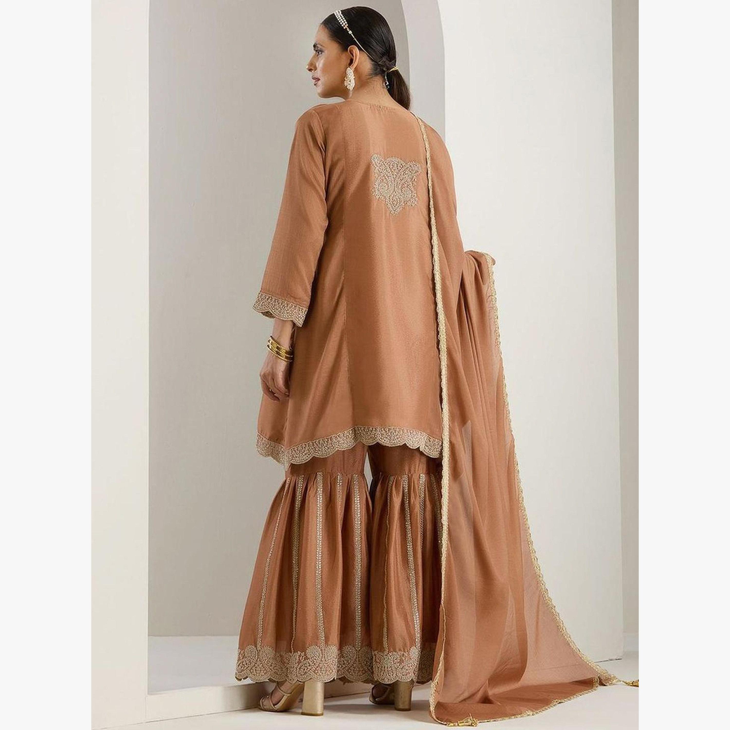 مجموعة من 3 كورتا مُطرّزة بزخارف زاري وبنطال شرارة مع دوباتا-women-clothing-ethnicwear-kurtasets-image-2