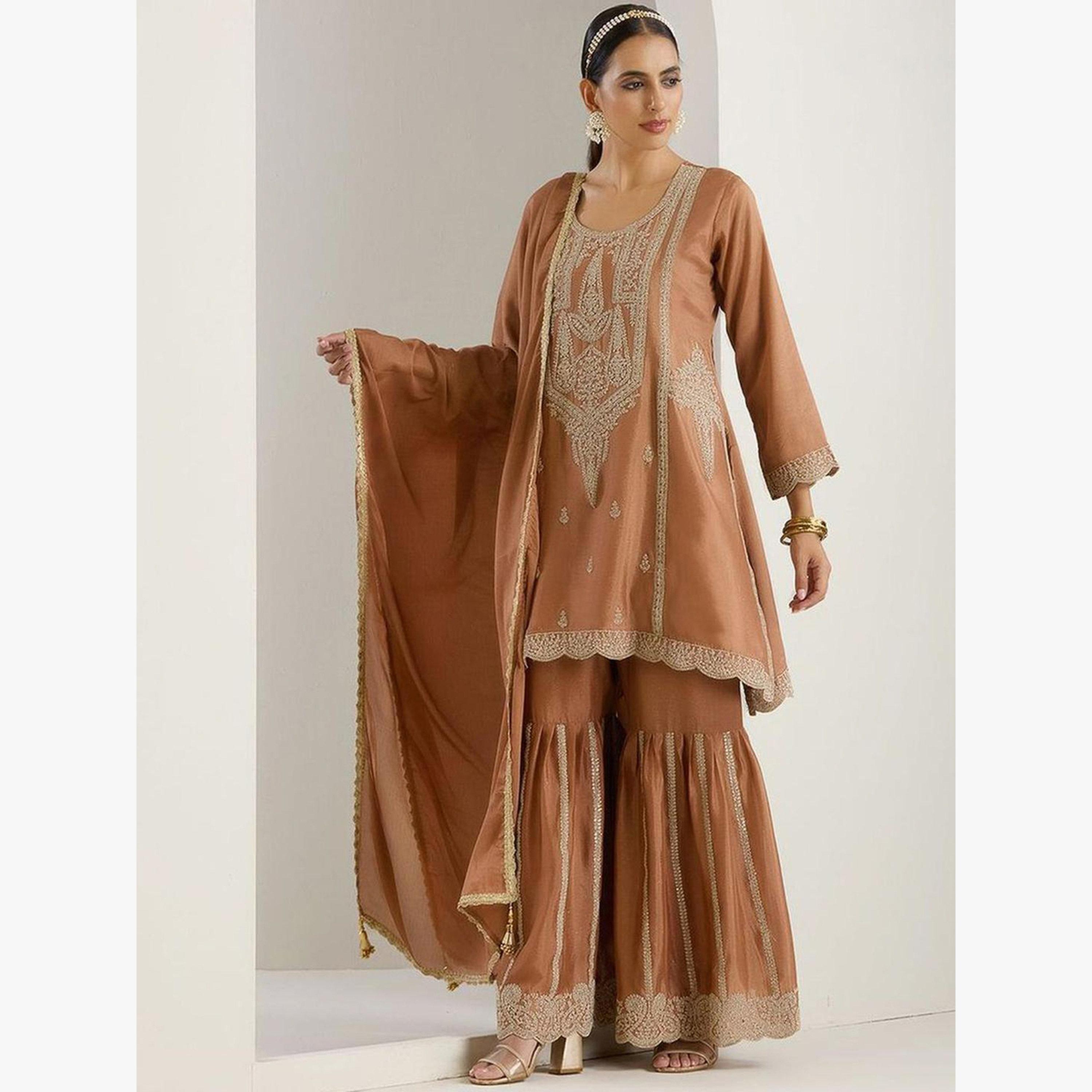 مجموعة من 3 كورتا مُطرّزة بزخارف زاري وبنطال شرارة مع دوباتا-women-clothing-ethnicwear-kurtasets-image-3