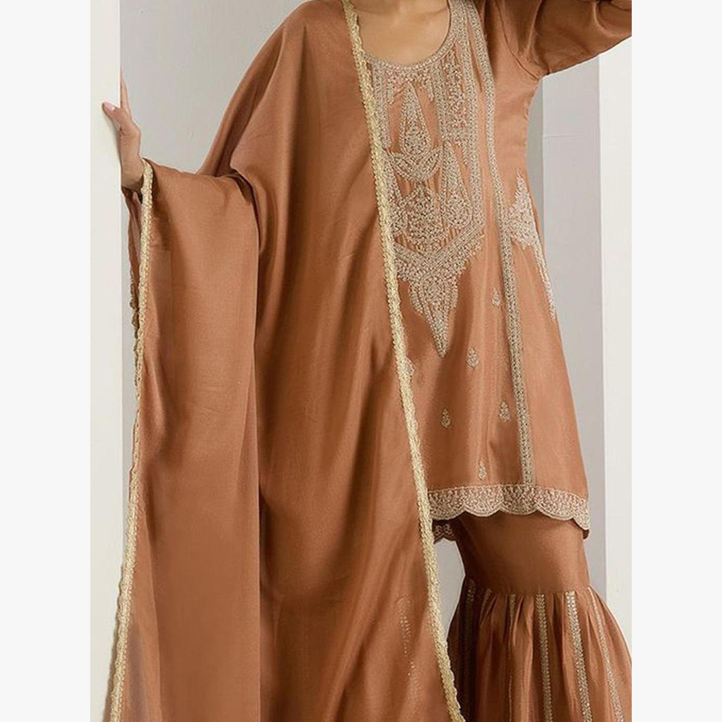 مجموعة من 3 كورتا مُطرّزة بزخارف زاري وبنطال شرارة مع دوباتا-women-clothing-ethnicwear-kurtasets-image-4