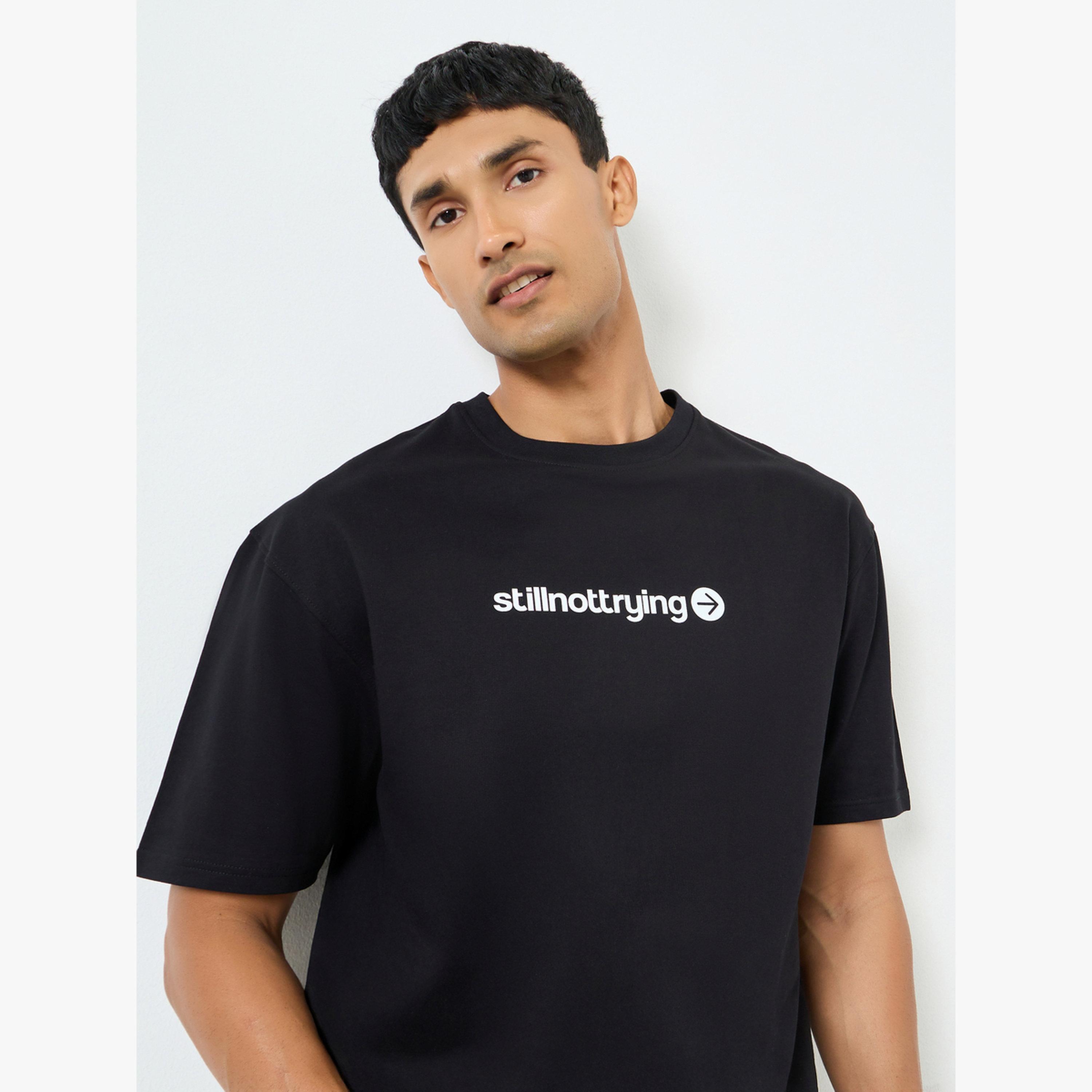 تيشيرت قطن رجالي بطبعة جرافيك قصة واسعة-men-clothing-tshirtsandpolos-tshirts-image-3