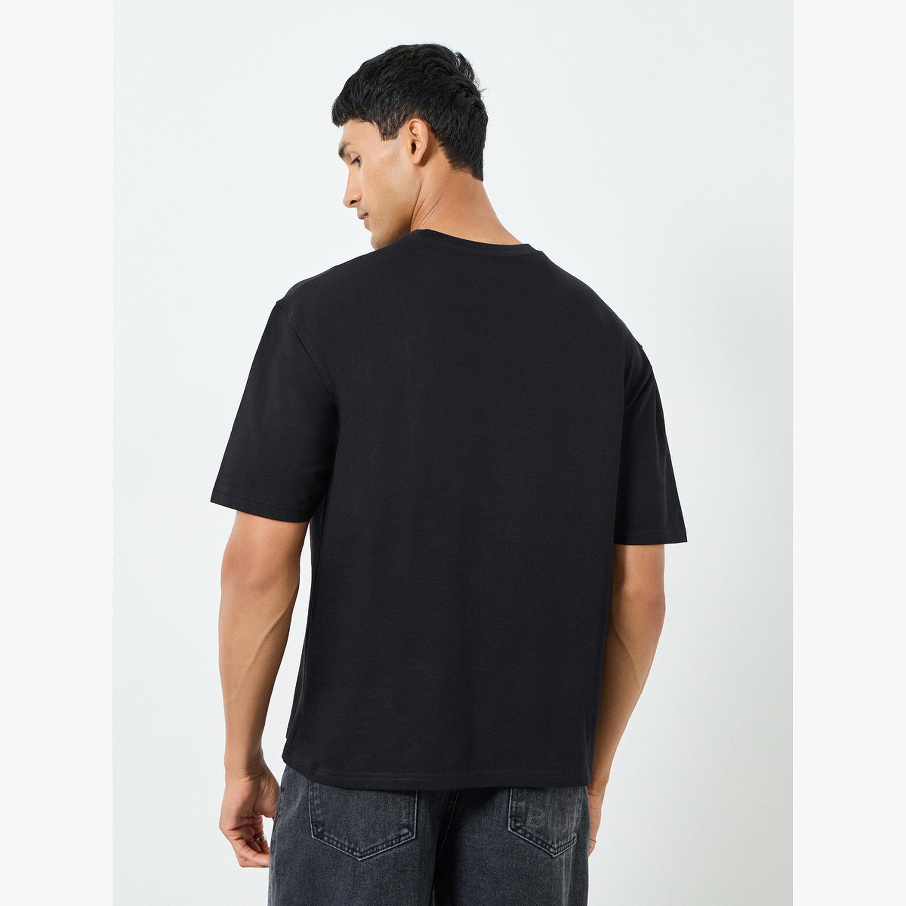 تيشيرت قطن رجالي بطبعة جرافيك قصة واسعة-men-clothing-tshirtsandpolos-tshirts-image-4