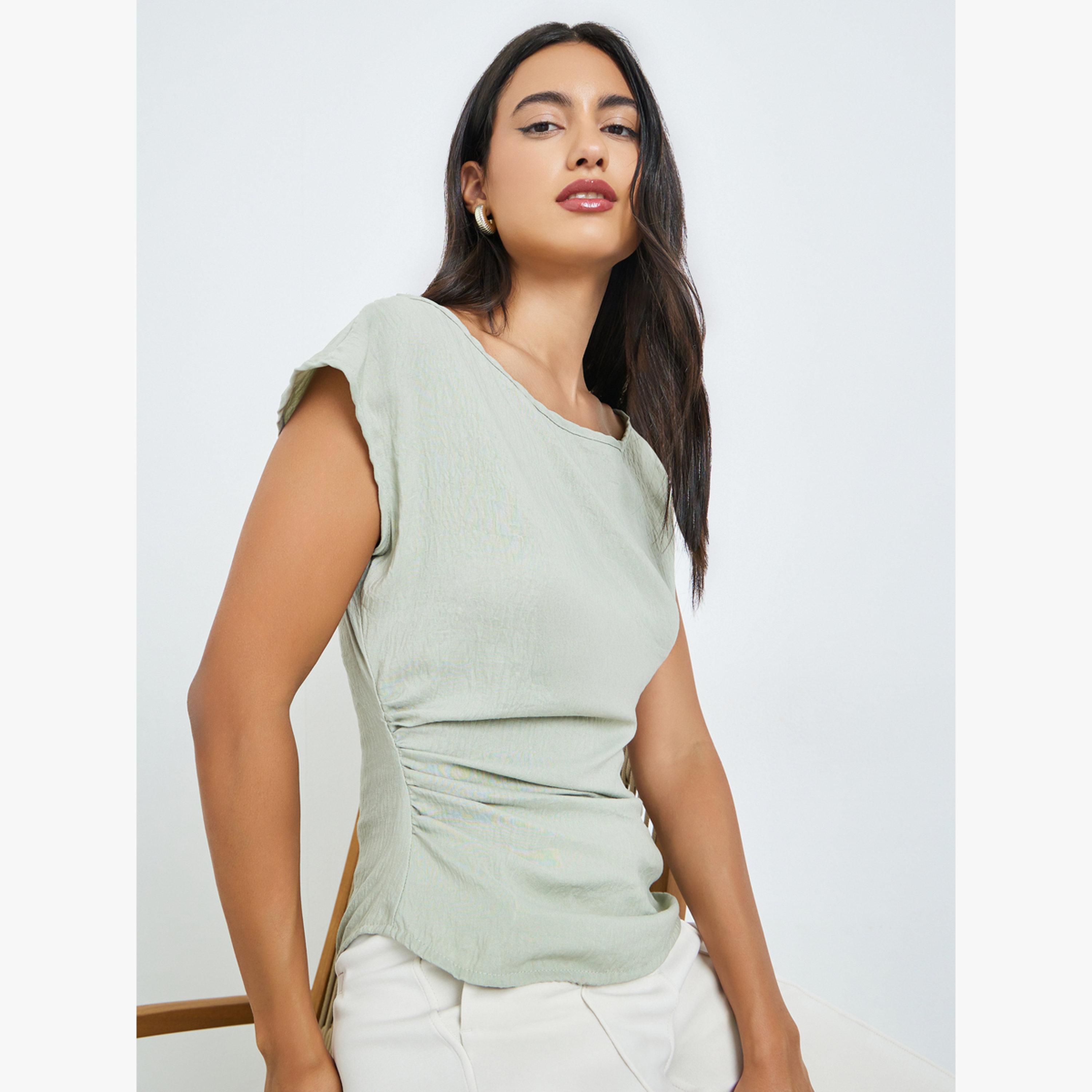 بلوزة بأكمام قصيرة وتفاصيل بكسرات-women-clothing-shirtsandblouses-blouses-image-3