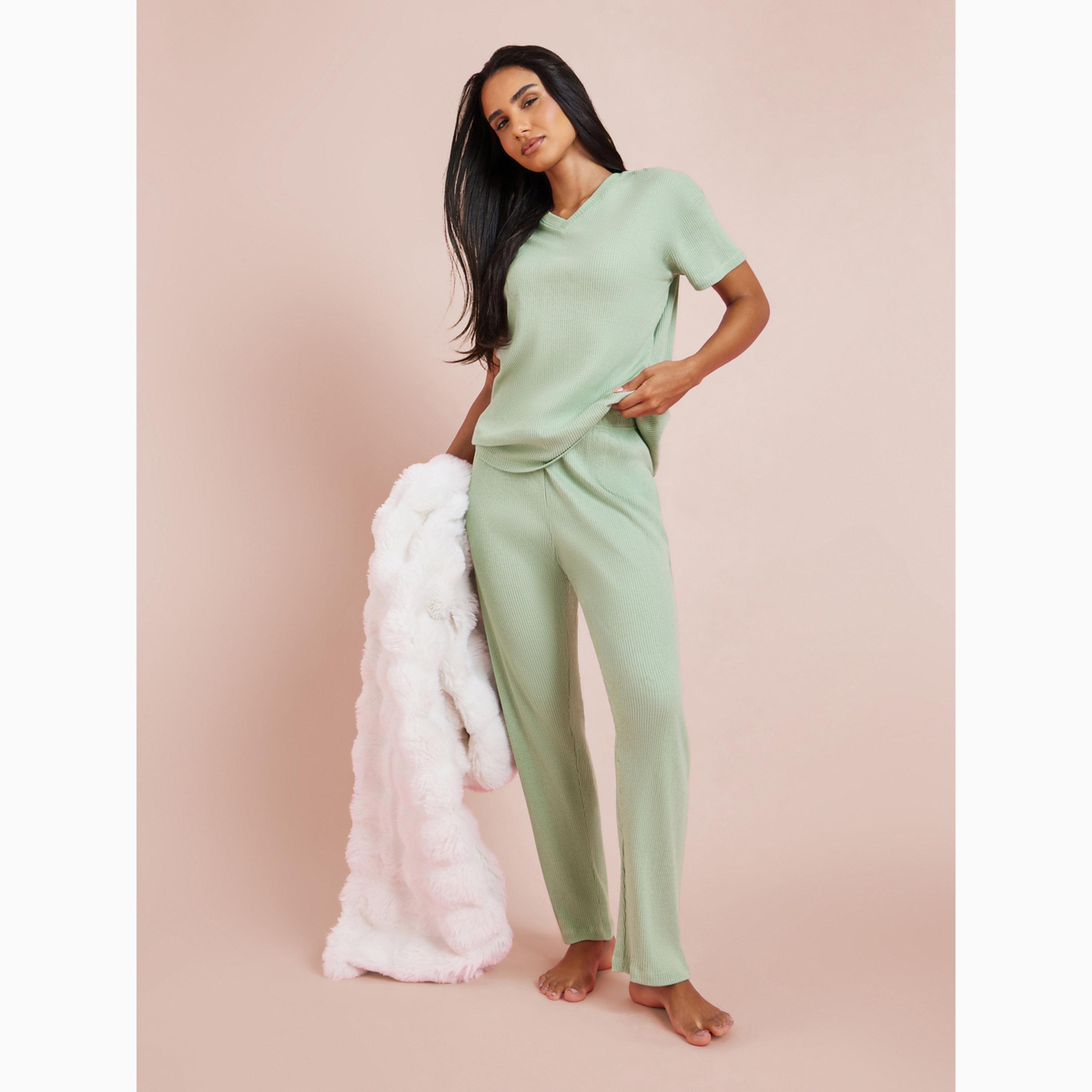 طقم بيجاما وتي شيرت مضلع أخضر بياقة V وأكتاف منسدلة-women-clothing-nightwear-pyjamas-longsets-image-1