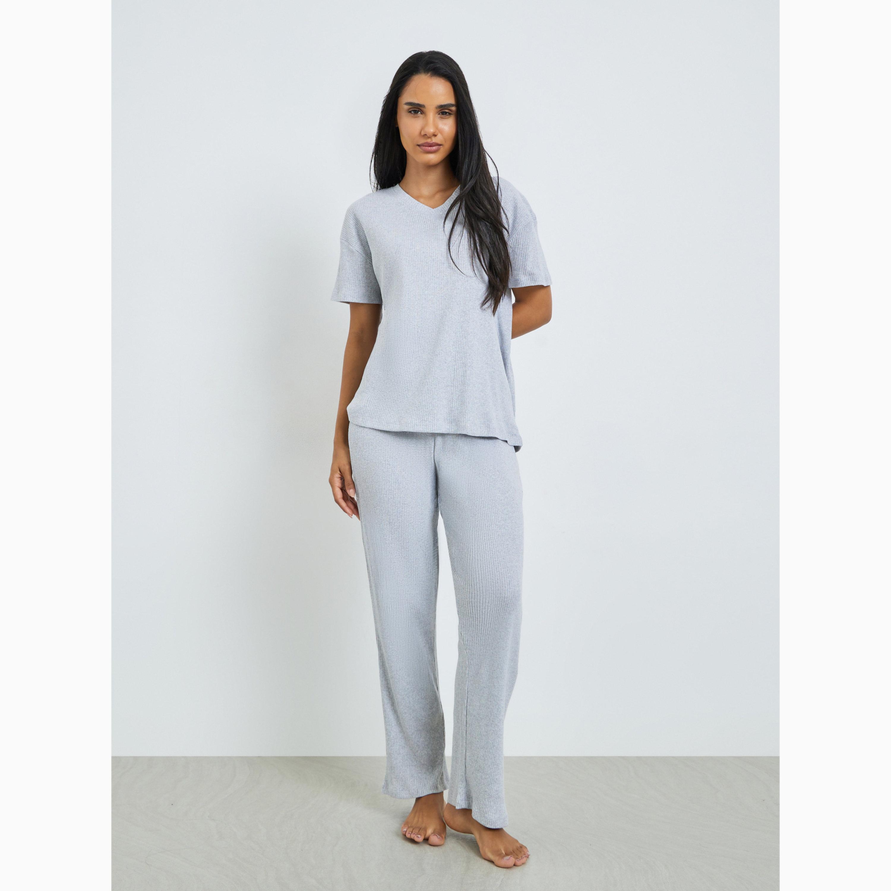 طقم بيجاما وتي شيرت مضلع رمادي بياقة V وأكتاف منسدلة-women-clothing-nightwear-pyjamas-longsets-image-1