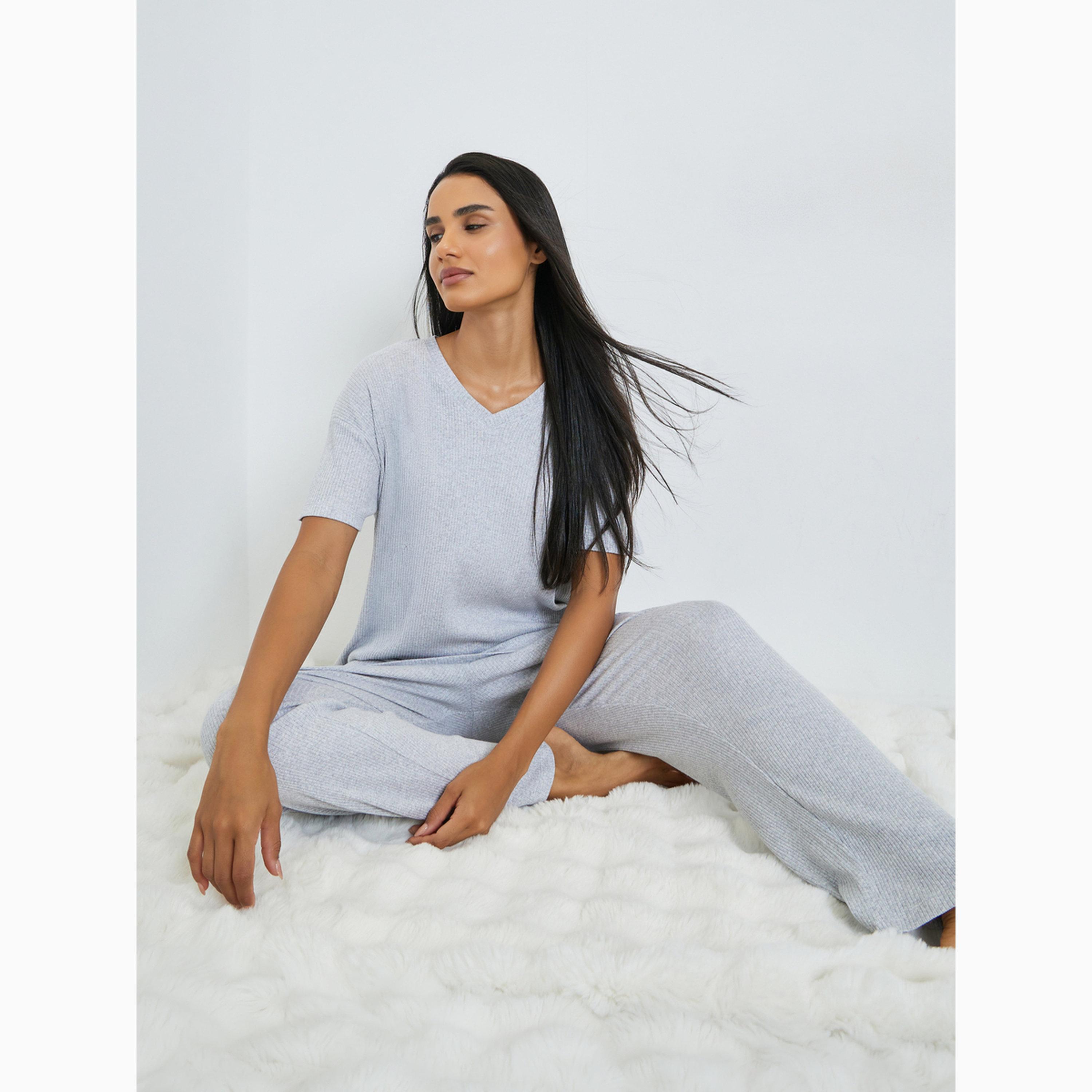 طقم بيجاما وتي شيرت مضلع رمادي بياقة V وأكتاف منسدلة-women-clothing-nightwear-pyjamas-longsets-image-2