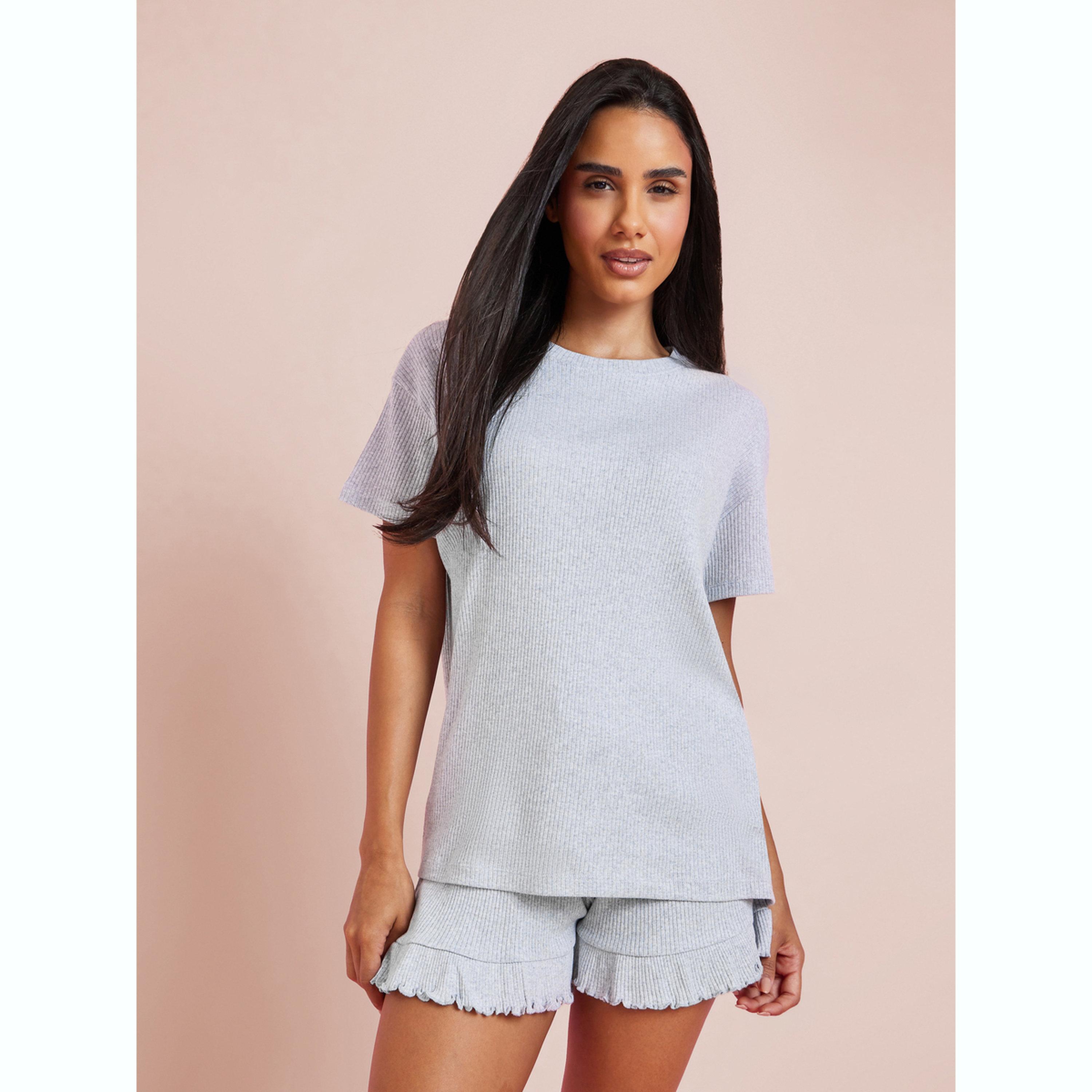 طقم قطني رمادي مضلع تيشيرت بأكتاف منسدلة وشورت بحافة مكشكشة-women-clothing-nightwear-pyjamas-shortsets-image-1
