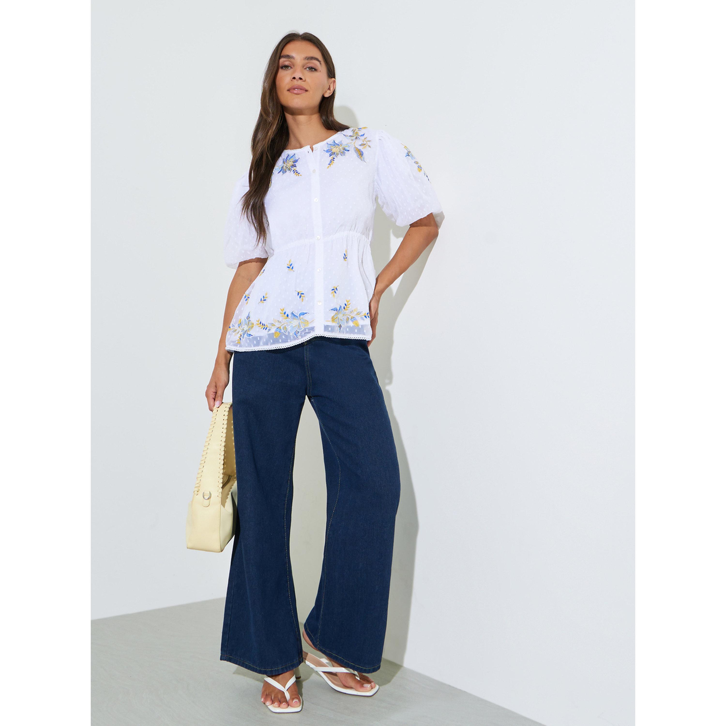ستايلي - بلوزة  بيضاء مطرزة بتصميم بيبلوم وأكمام قصيرة-women-clothing-shirtsandblouses-blouses-image-2