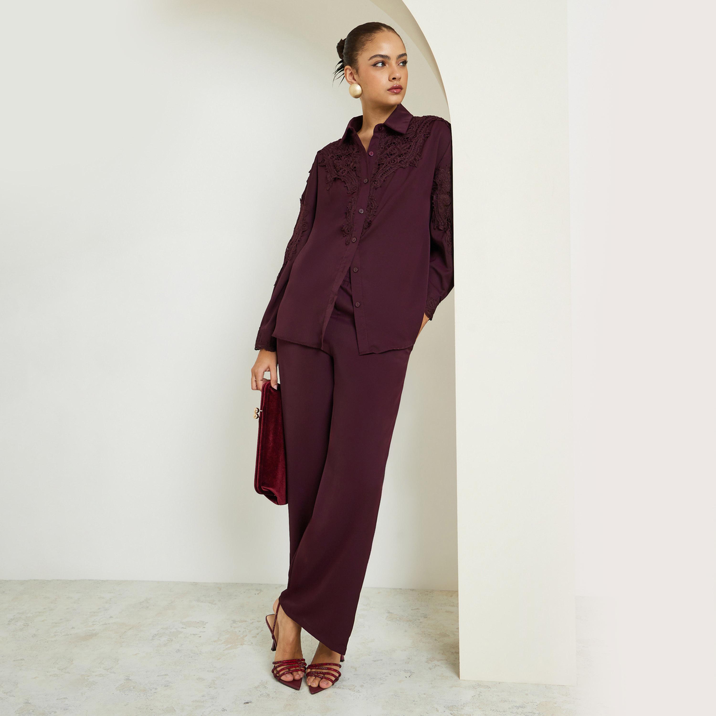 طقم منسق من بنطال وقميص بتفاصيل دانتيل-women-clothing-coordsets-image-1