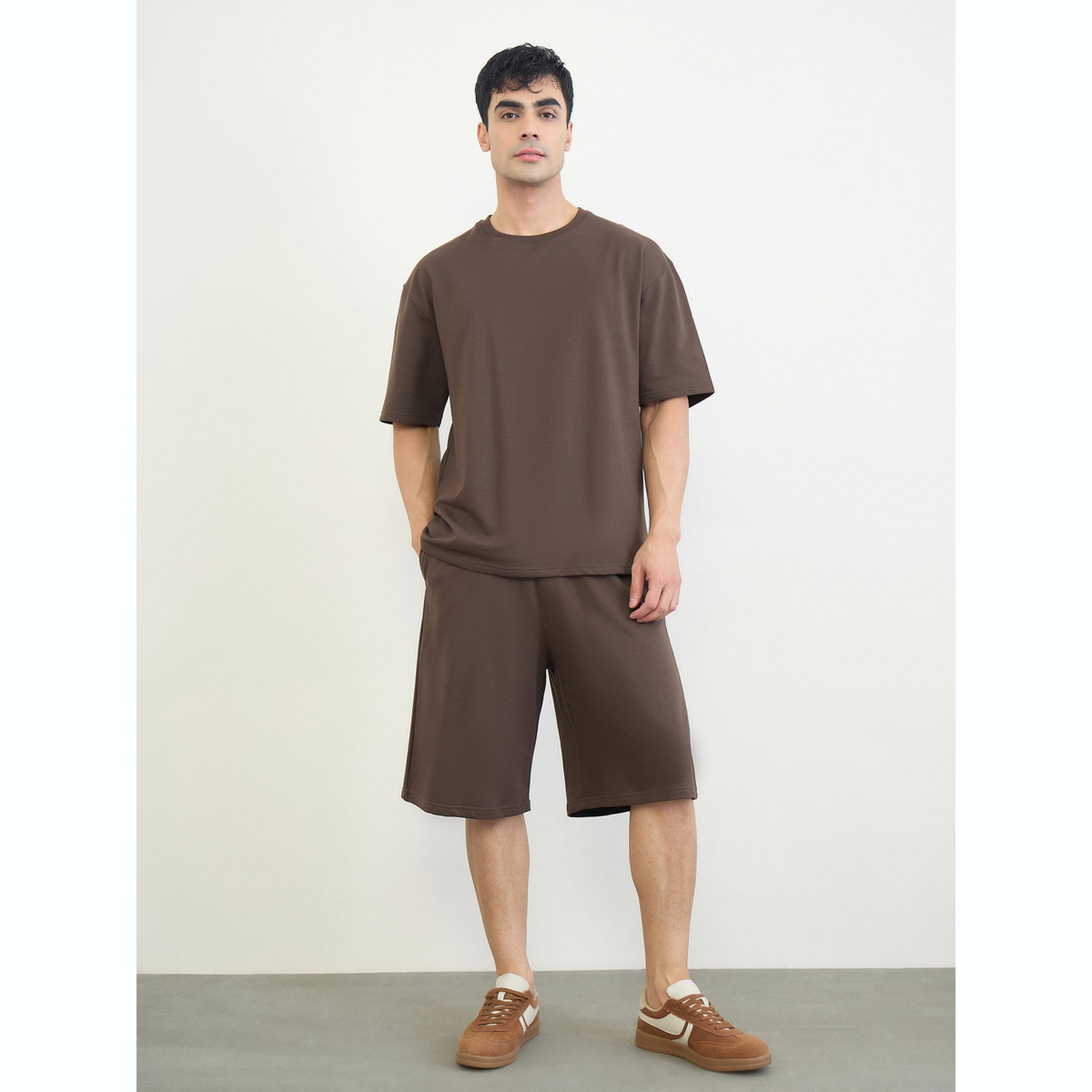 مجموعة من شورت وتيشيرت بقصة مريحة وطبعة شعار-men-clothing-coordsets-image-1