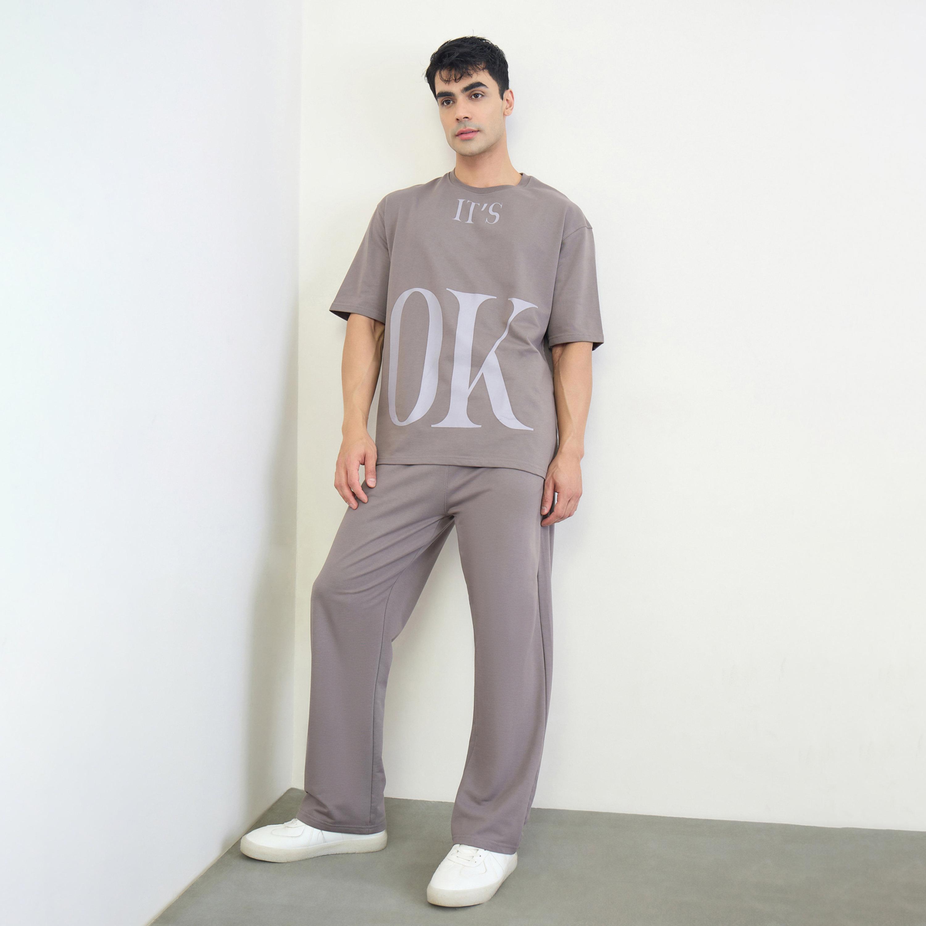 مجموعة من جوغر وتيشيرت بقصة مريحة وطبعة شعار-men-clothing-coordsets-image-1