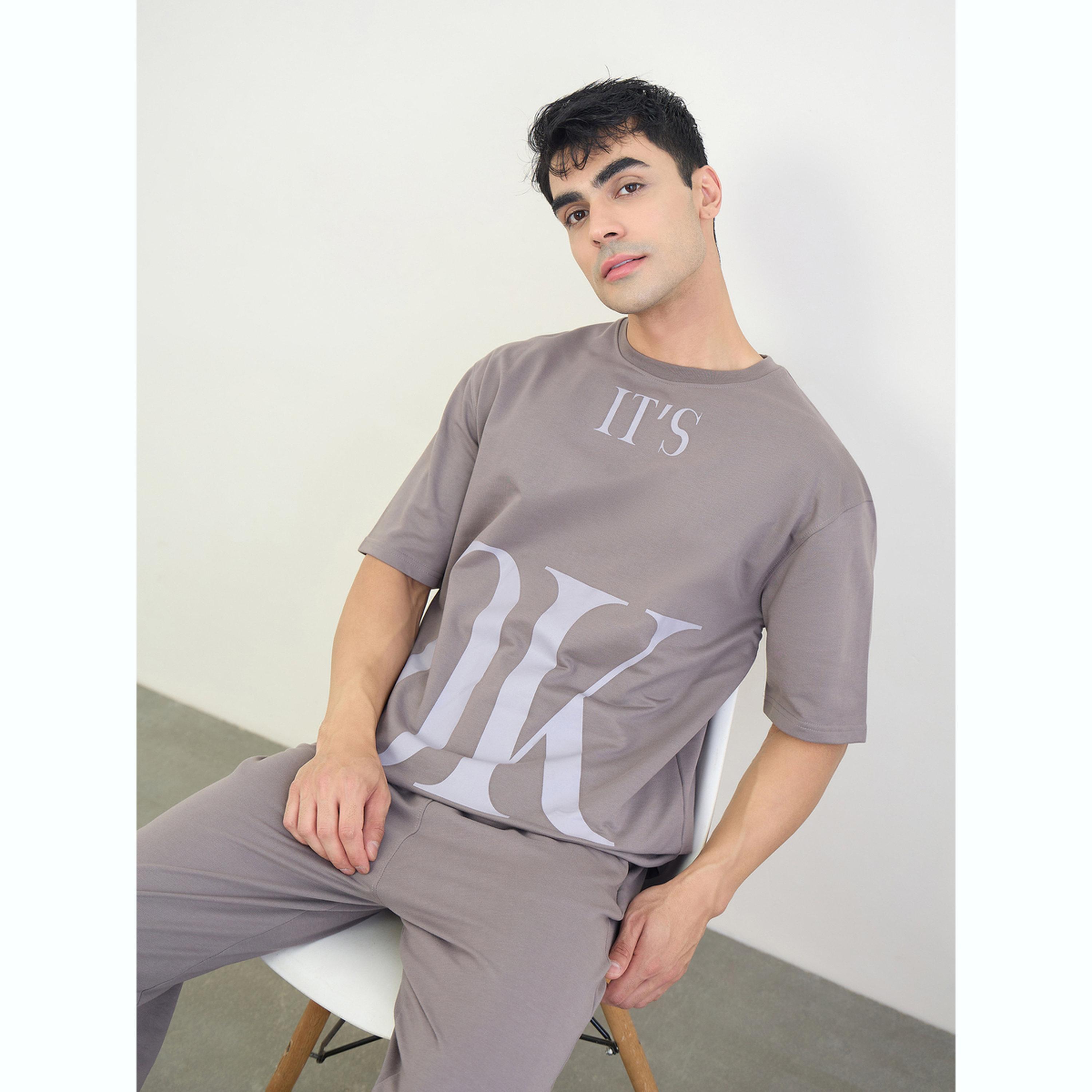 مجموعة من جوغر وتيشيرت بقصة مريحة وطبعة شعار-men-clothing-coordsets-image-2