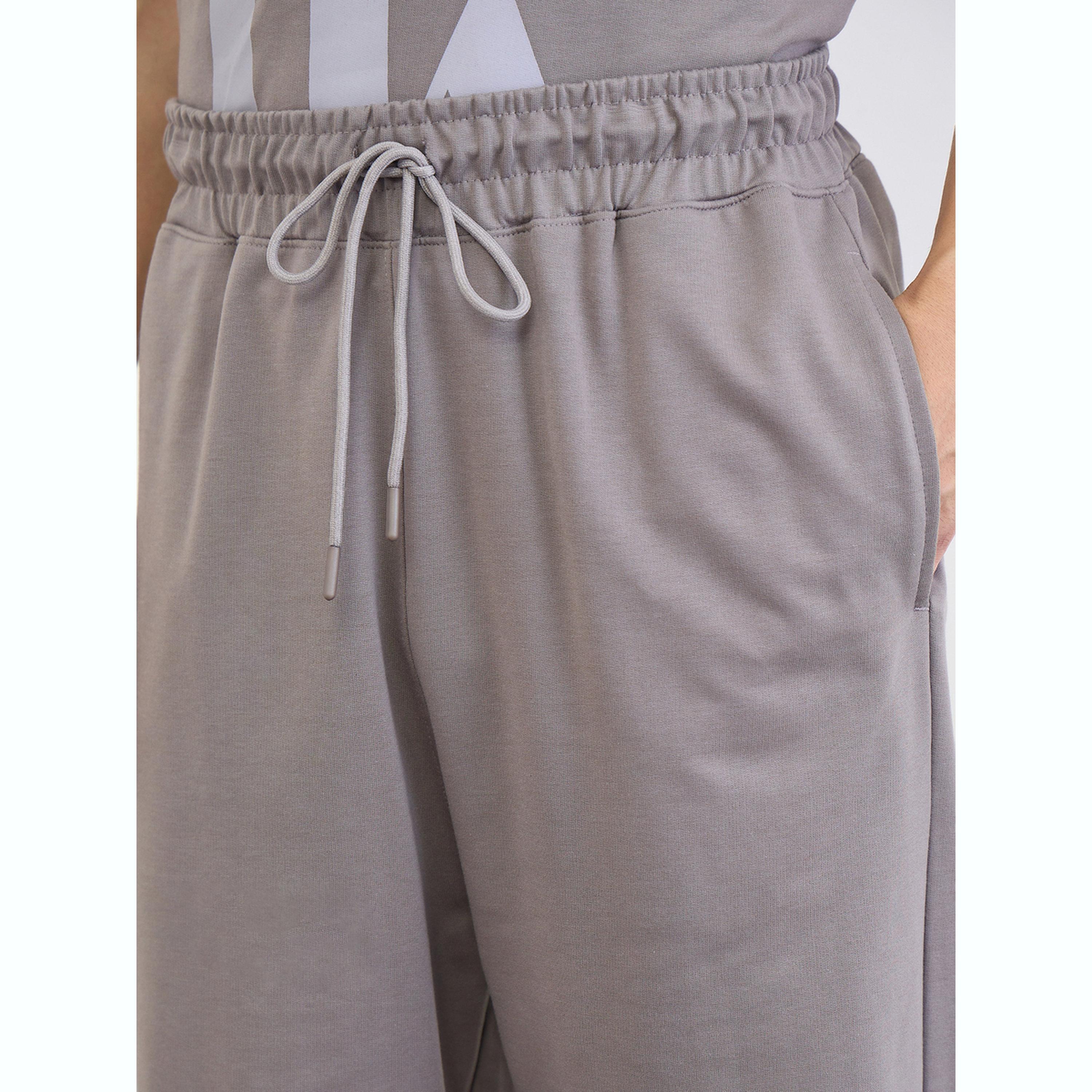 مجموعة من جوغر وتيشيرت بقصة مريحة وطبعة شعار-men-clothing-coordsets-image-5