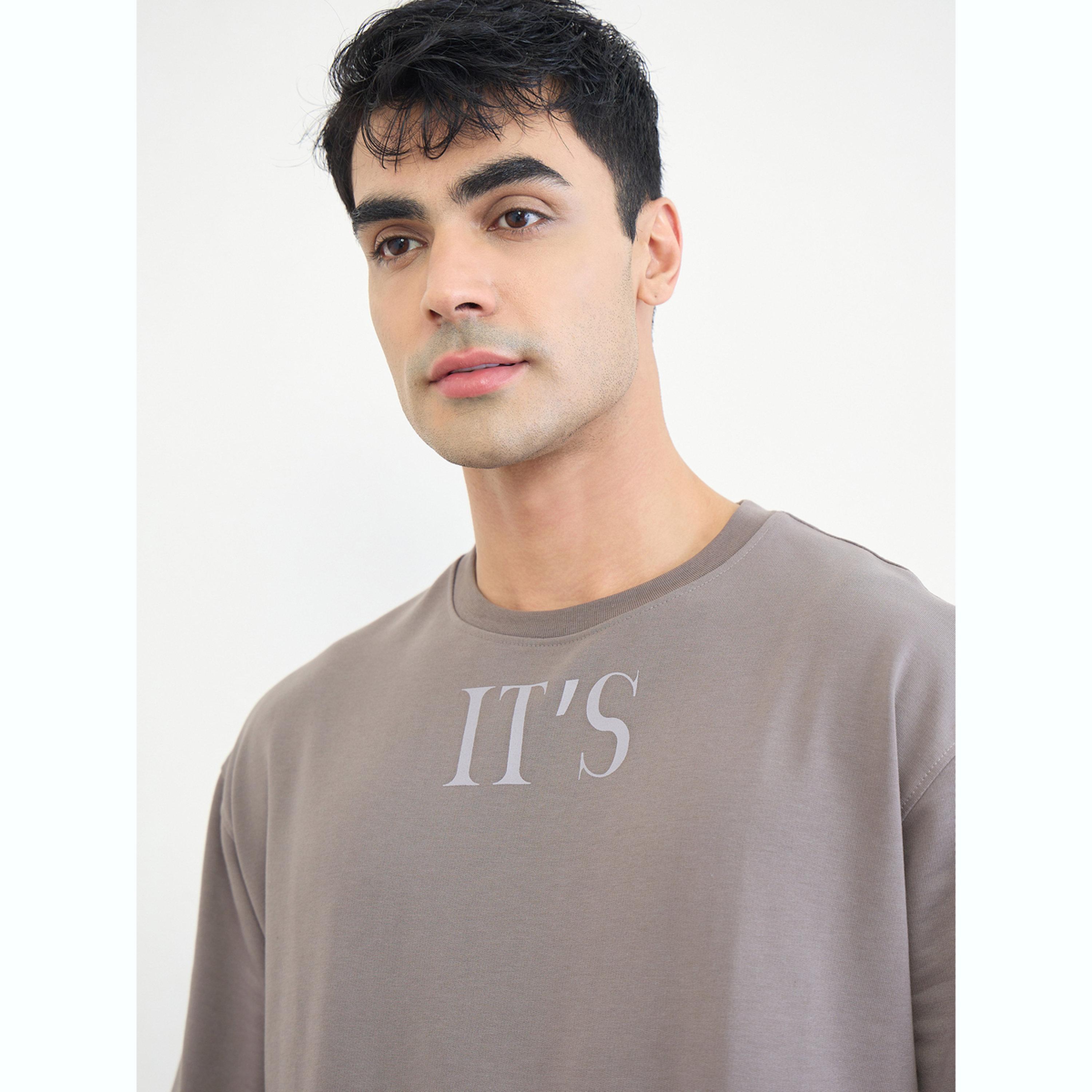 مجموعة من جوغر وتيشيرت بقصة مريحة وطبعة شعار-men-clothing-coordsets-image-6