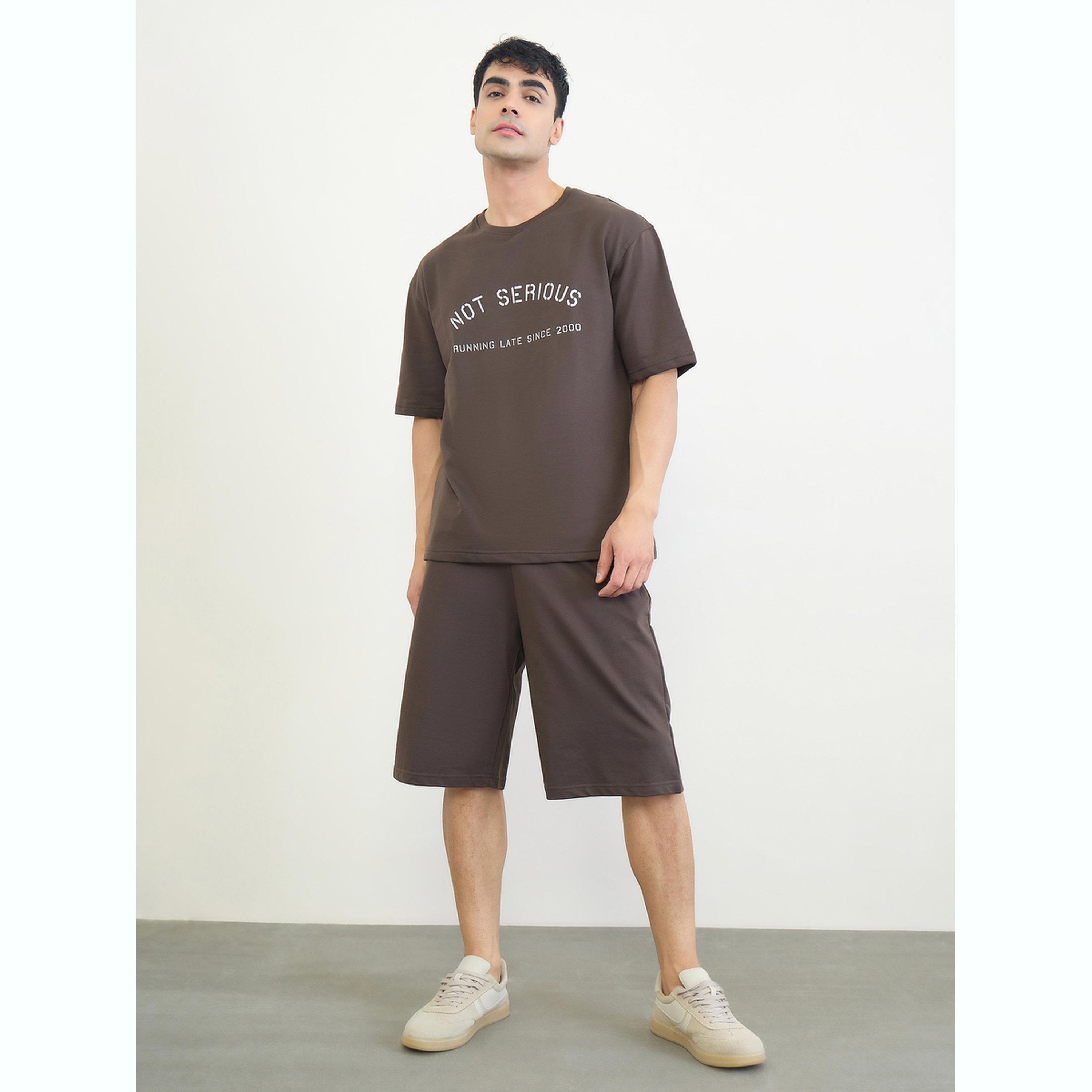 مجموعة من شورت وتيشيرت بقصة مريحة وطبعة شعار-men-clothing-coordsets-image-1