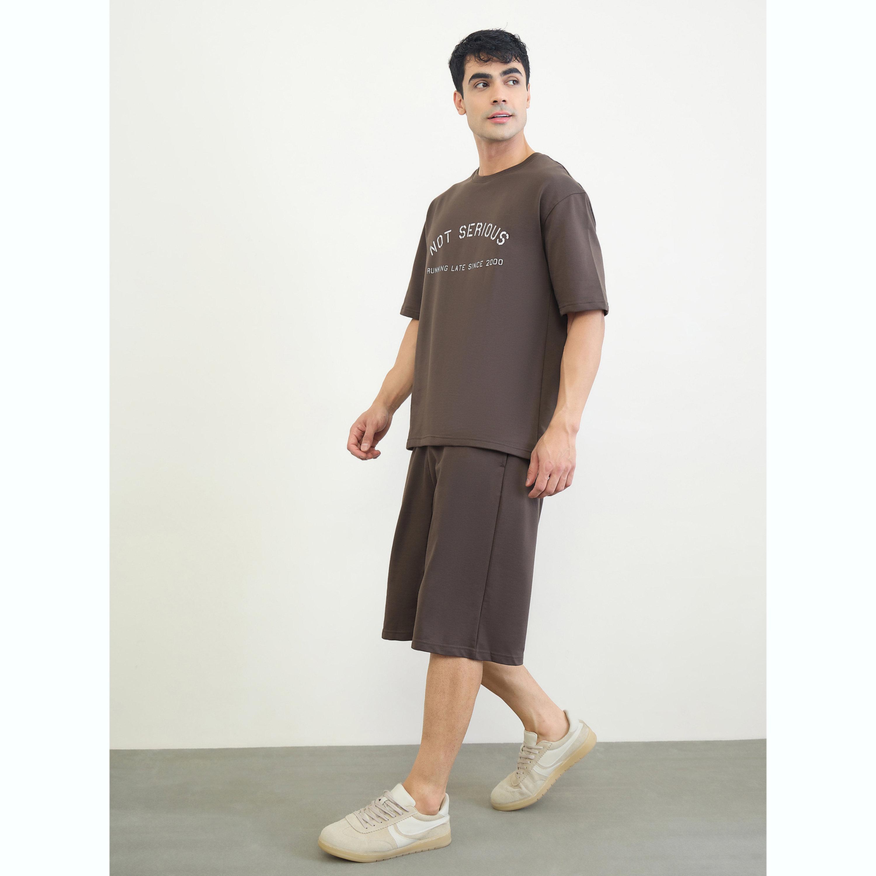 مجموعة من شورت وتيشيرت بقصة مريحة وطبعة شعار-men-clothing-coordsets-image-2