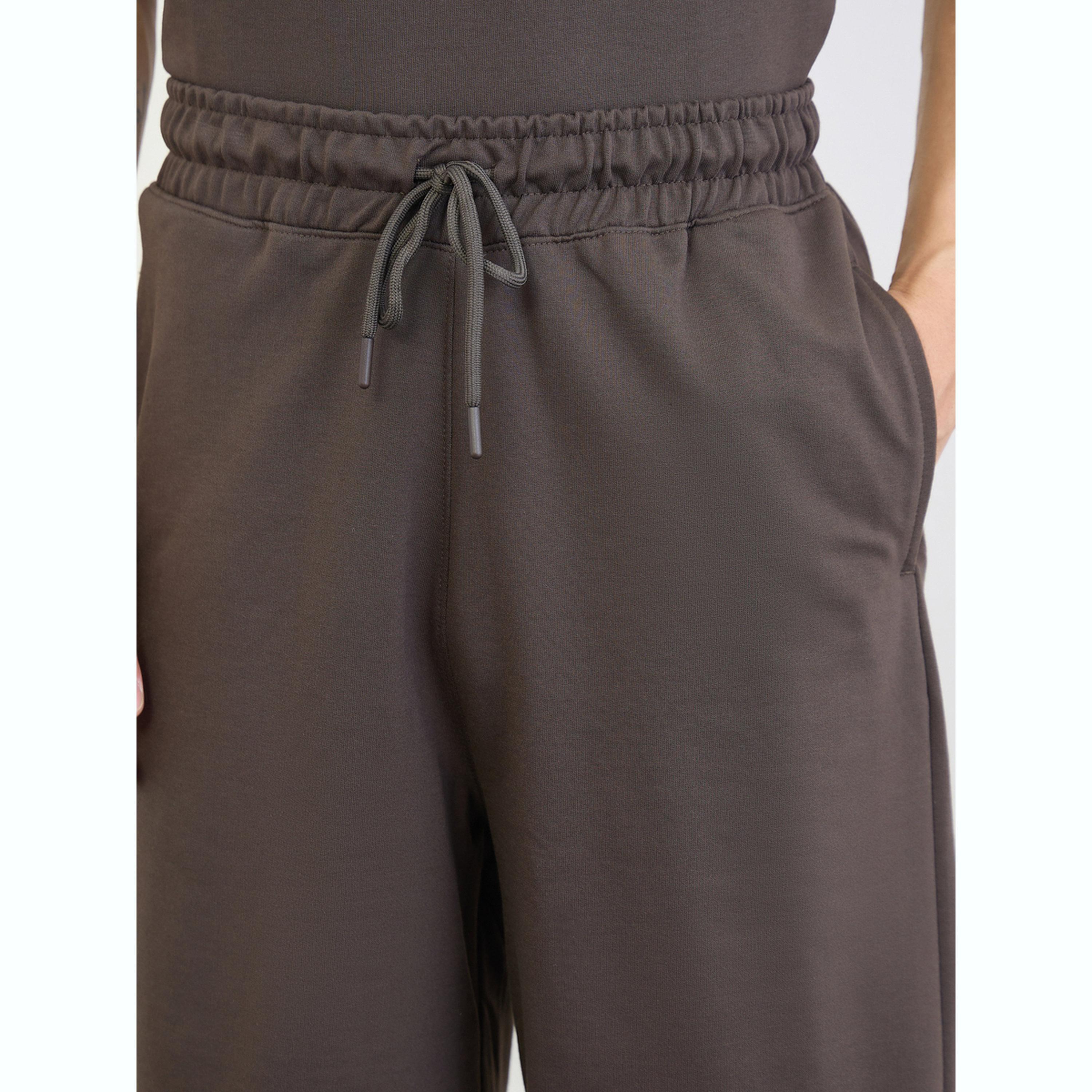 مجموعة من شورت وتيشيرت بقصة مريحة وطبعة شعار-men-clothing-coordsets-image-5