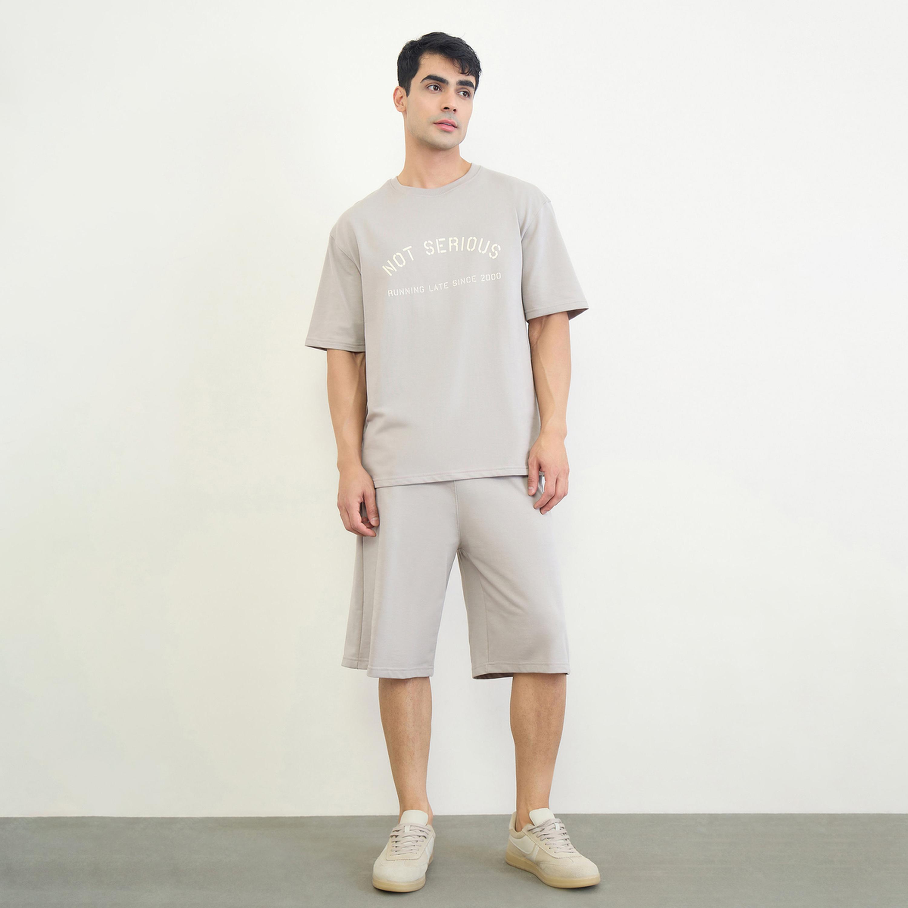 مجموعة من شورت وتيشيرت بقصة مريحة وطبعة شعار-men-clothing-coordsets-image-1