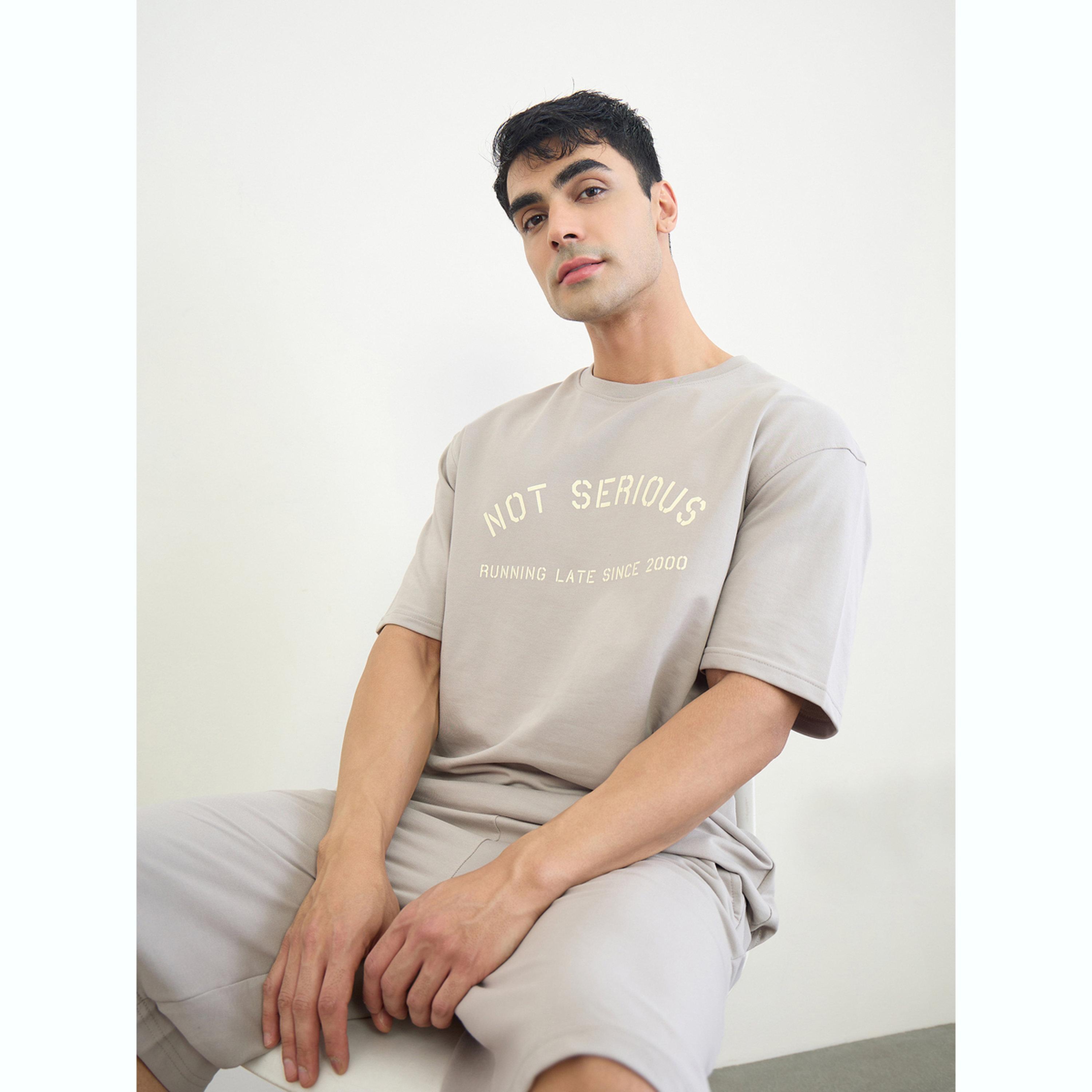 مجموعة من شورت وتيشيرت بقصة مريحة وطبعة شعار-men-clothing-coordsets-image-3