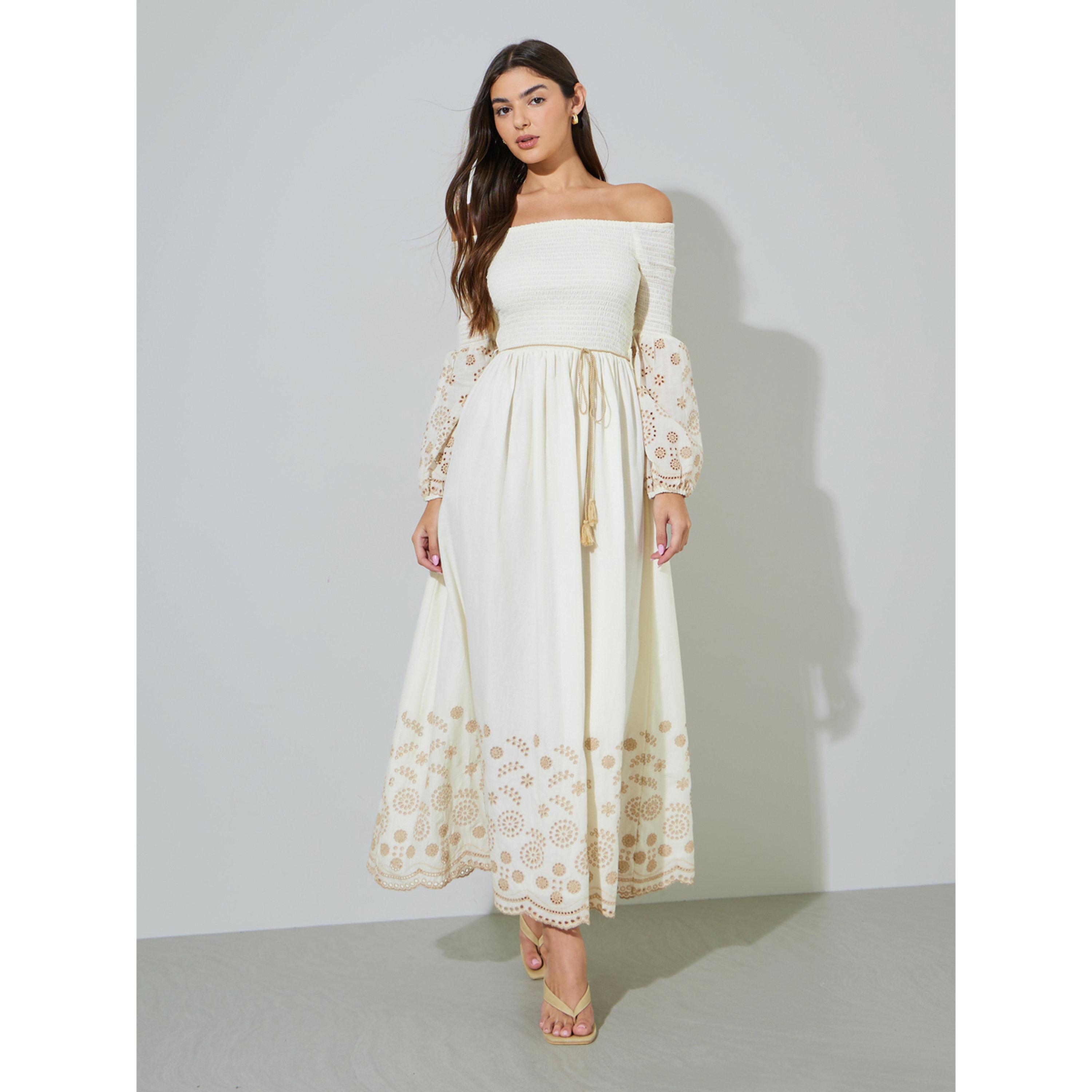فستان طويل بحافة واسعة بأكتاف مكشوفة وتفاصيل أربطة وشيفلي باللون أوف وايت-women-clothing-dresses-image-1