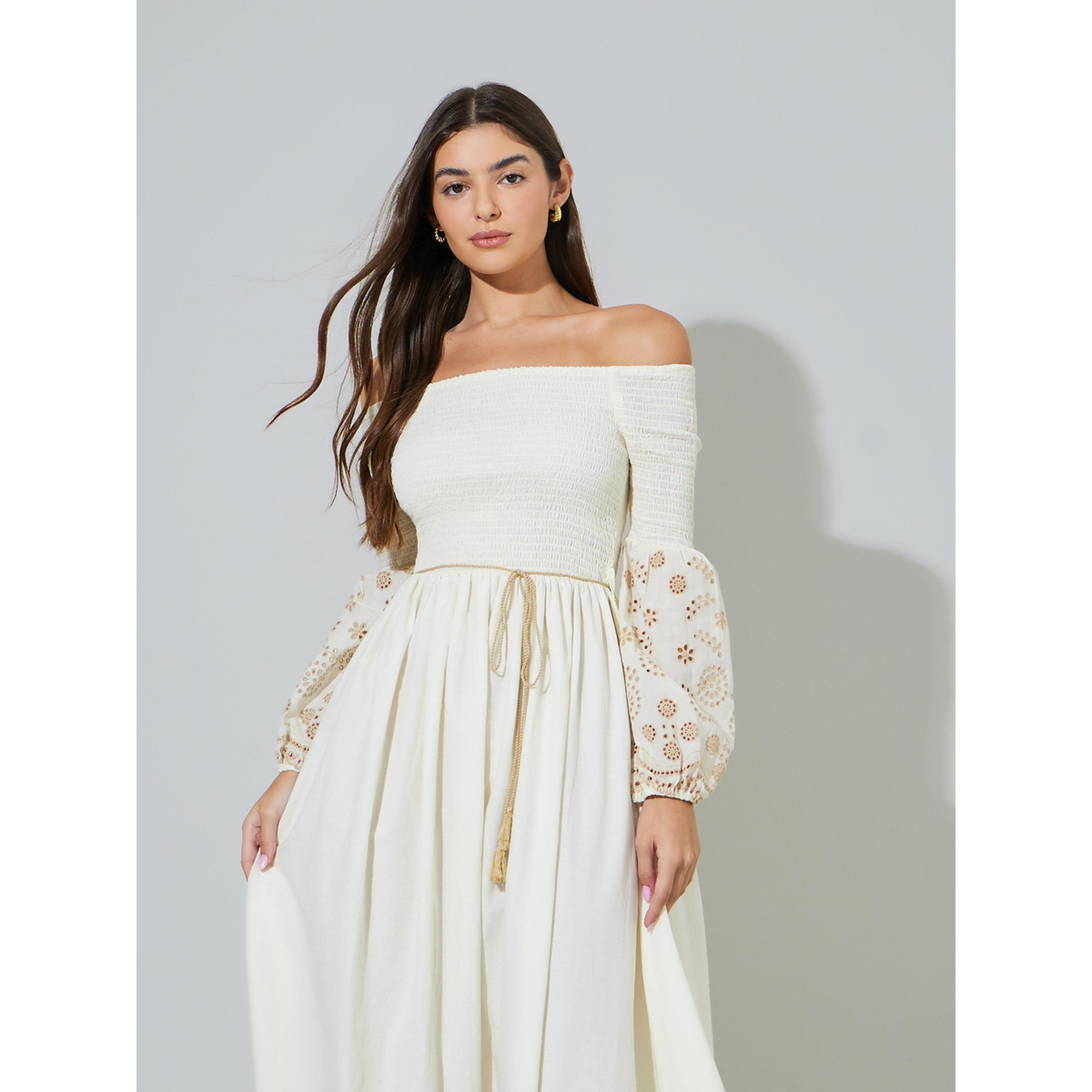 فستان طويل بحافة واسعة بأكتاف مكشوفة وتفاصيل أربطة وشيفلي باللون أوف وايت-women-clothing-dresses-image-2