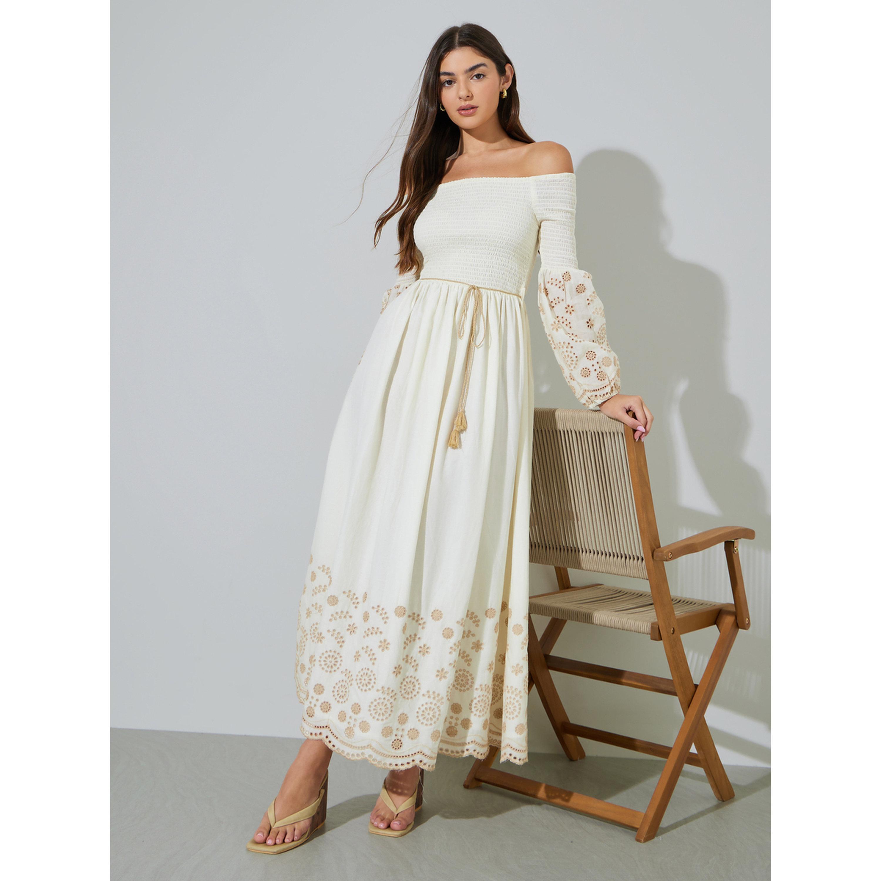 فستان طويل بحافة واسعة بأكتاف مكشوفة وتفاصيل أربطة وشيفلي باللون أوف وايت-women-clothing-dresses-image-3