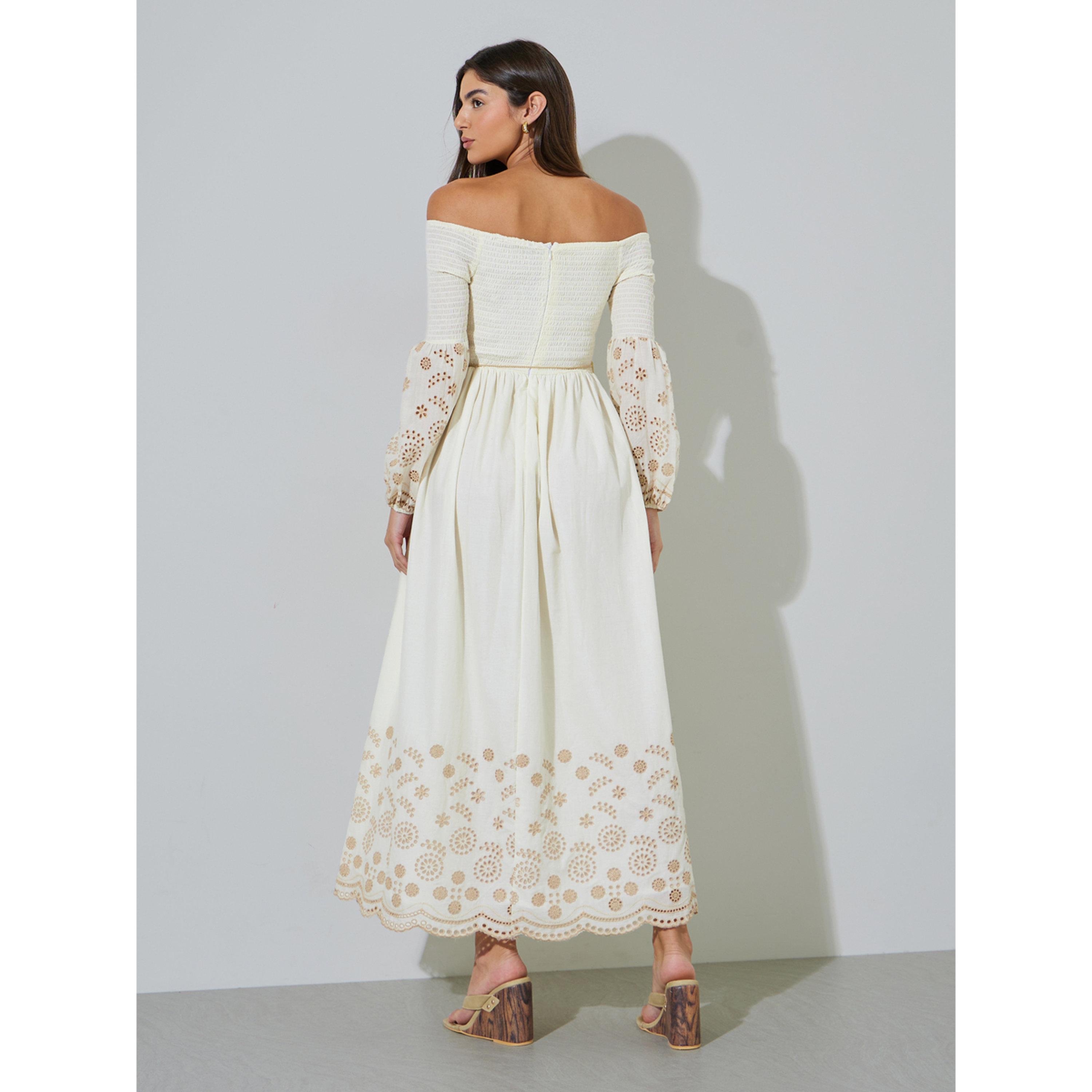فستان طويل بحافة واسعة بأكتاف مكشوفة وتفاصيل أربطة وشيفلي باللون أوف وايت-women-clothing-dresses-image-4