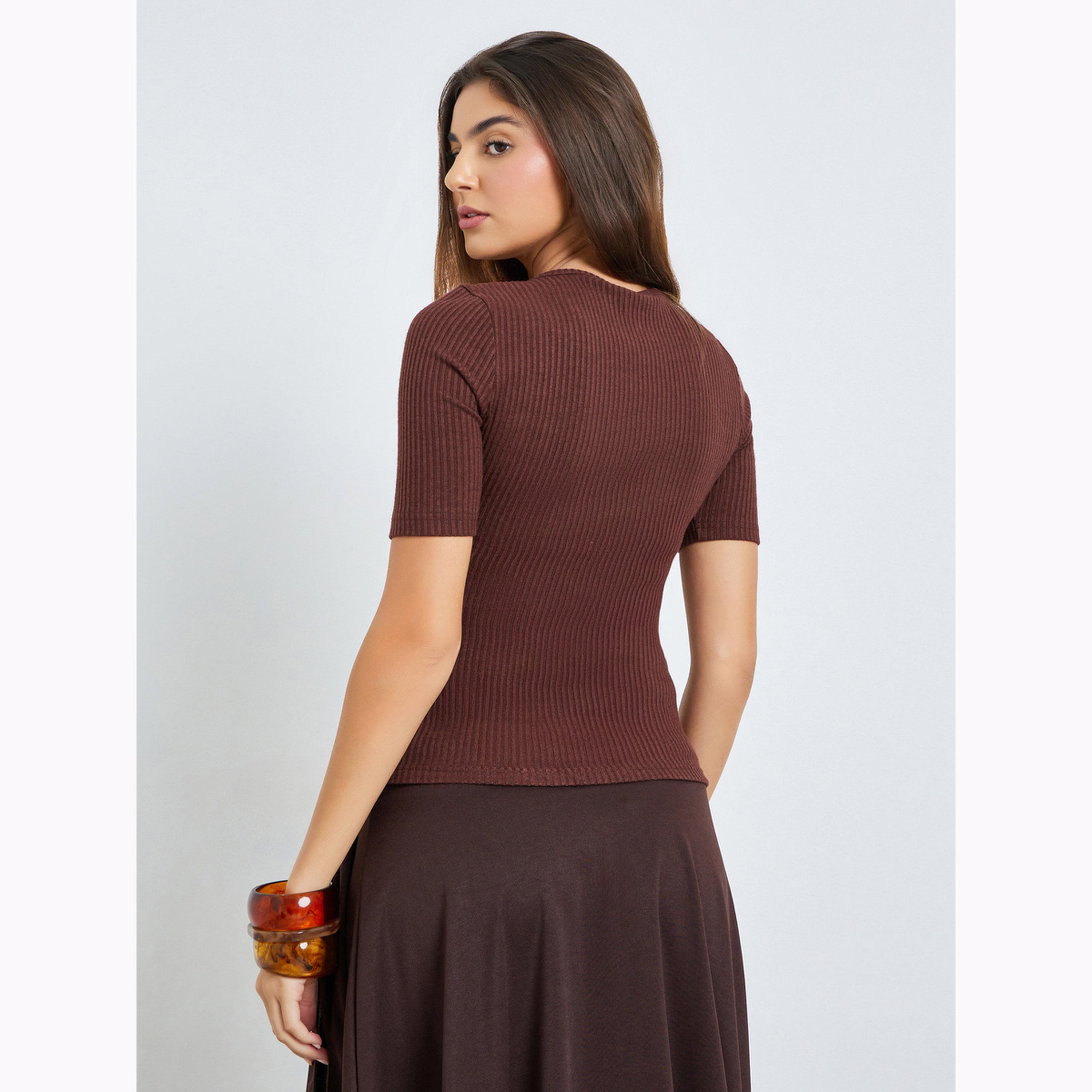 بلوزة محبوكة مضلعة بلون بني-women-clothing-tshirts-image-3