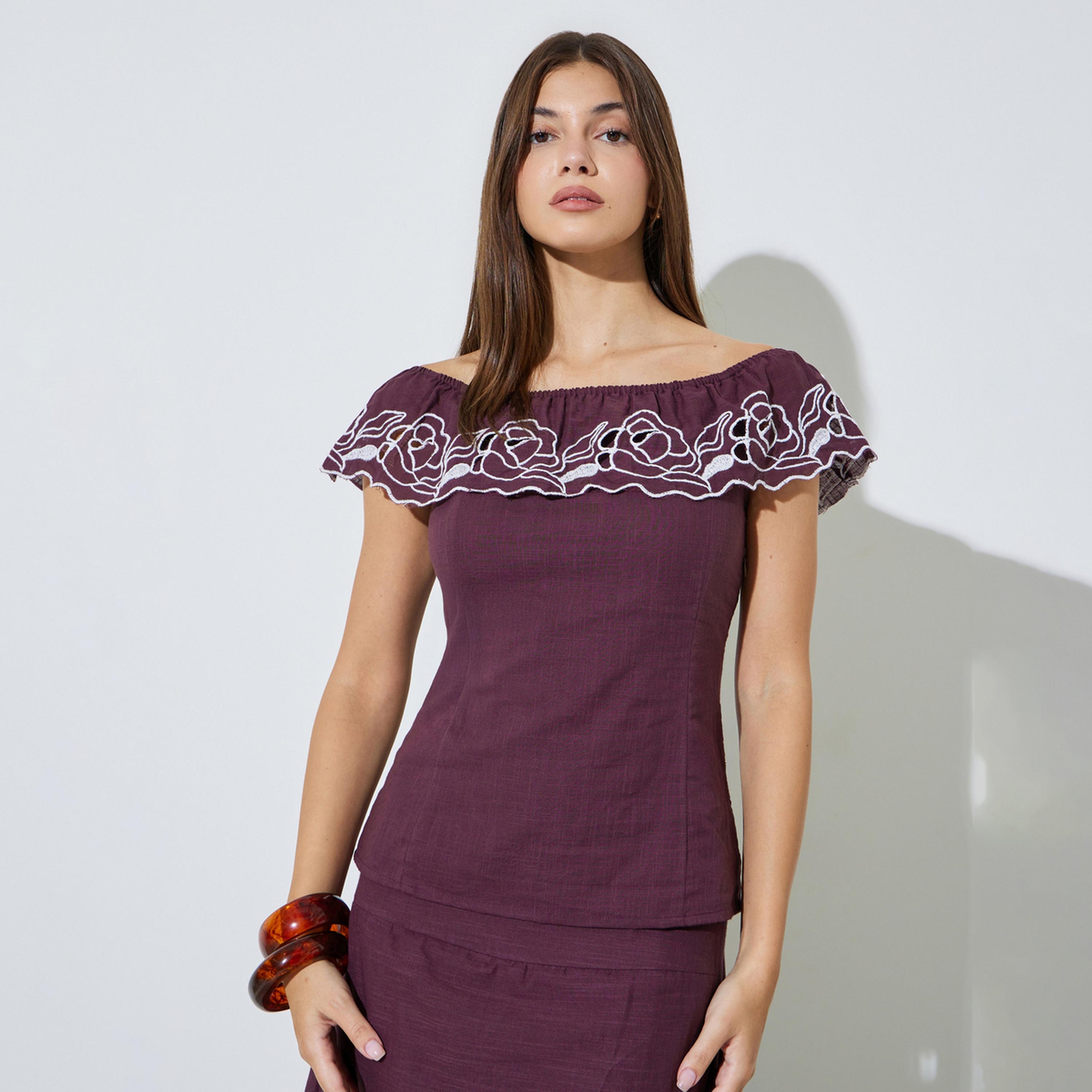 بلوزة بأكتاف مكشوفة وتفاصيل مُطرّزة-women-clothing-shirtsandblouses-blouses-image-1