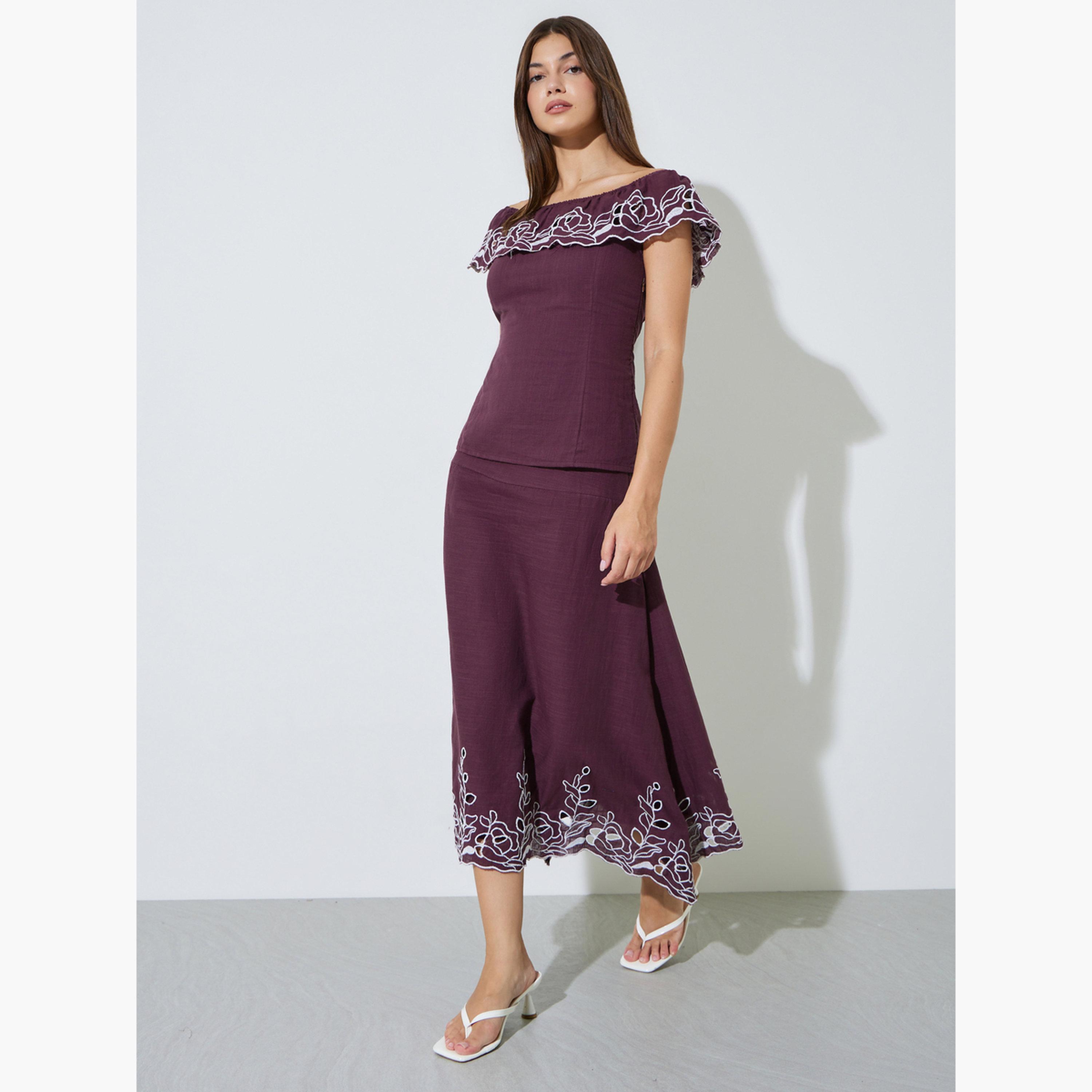 بلوزة بأكتاف مكشوفة وتفاصيل مُطرّزة-women-clothing-shirtsandblouses-blouses-image-2