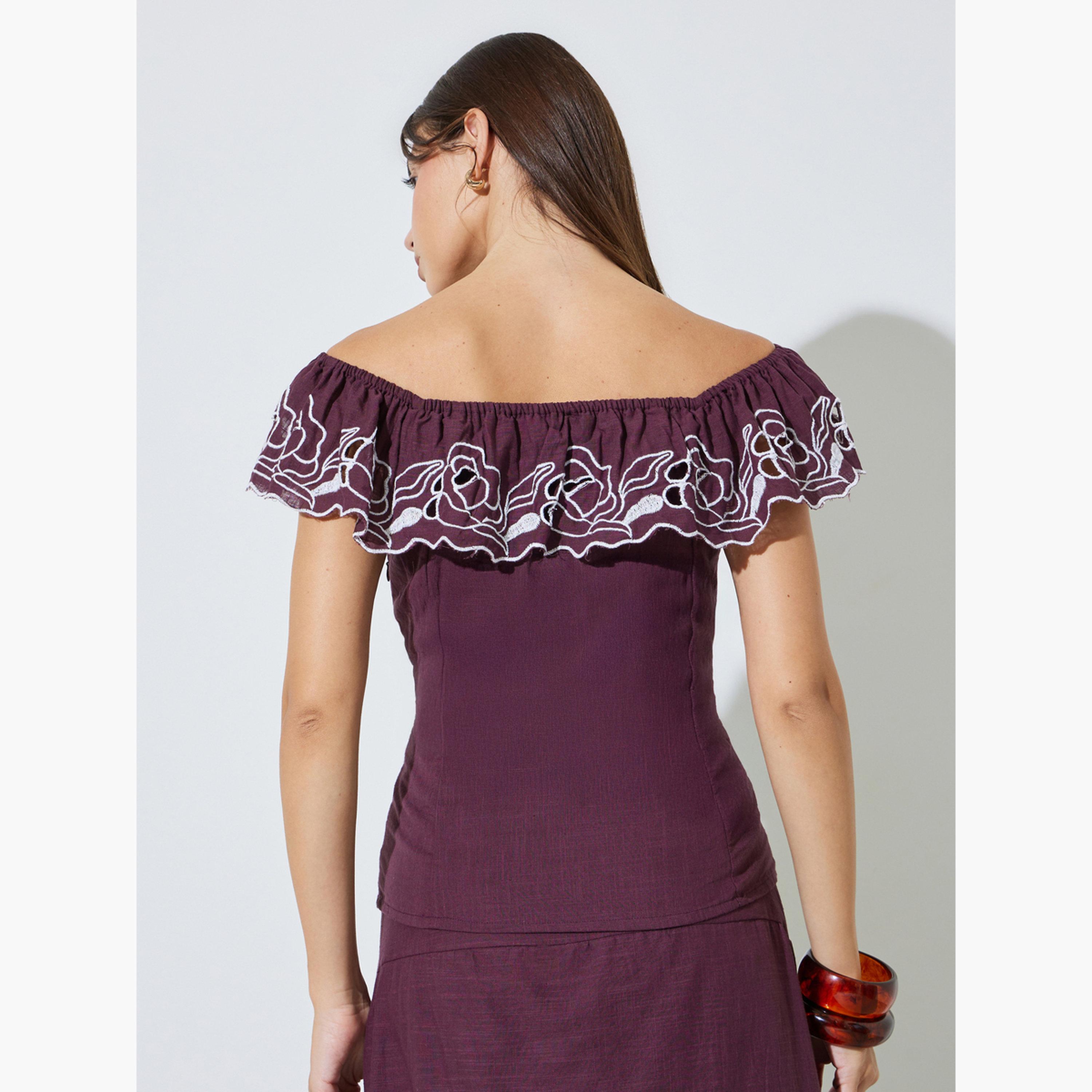 بلوزة بأكتاف مكشوفة وتفاصيل مُطرّزة-women-clothing-shirtsandblouses-blouses-image-4