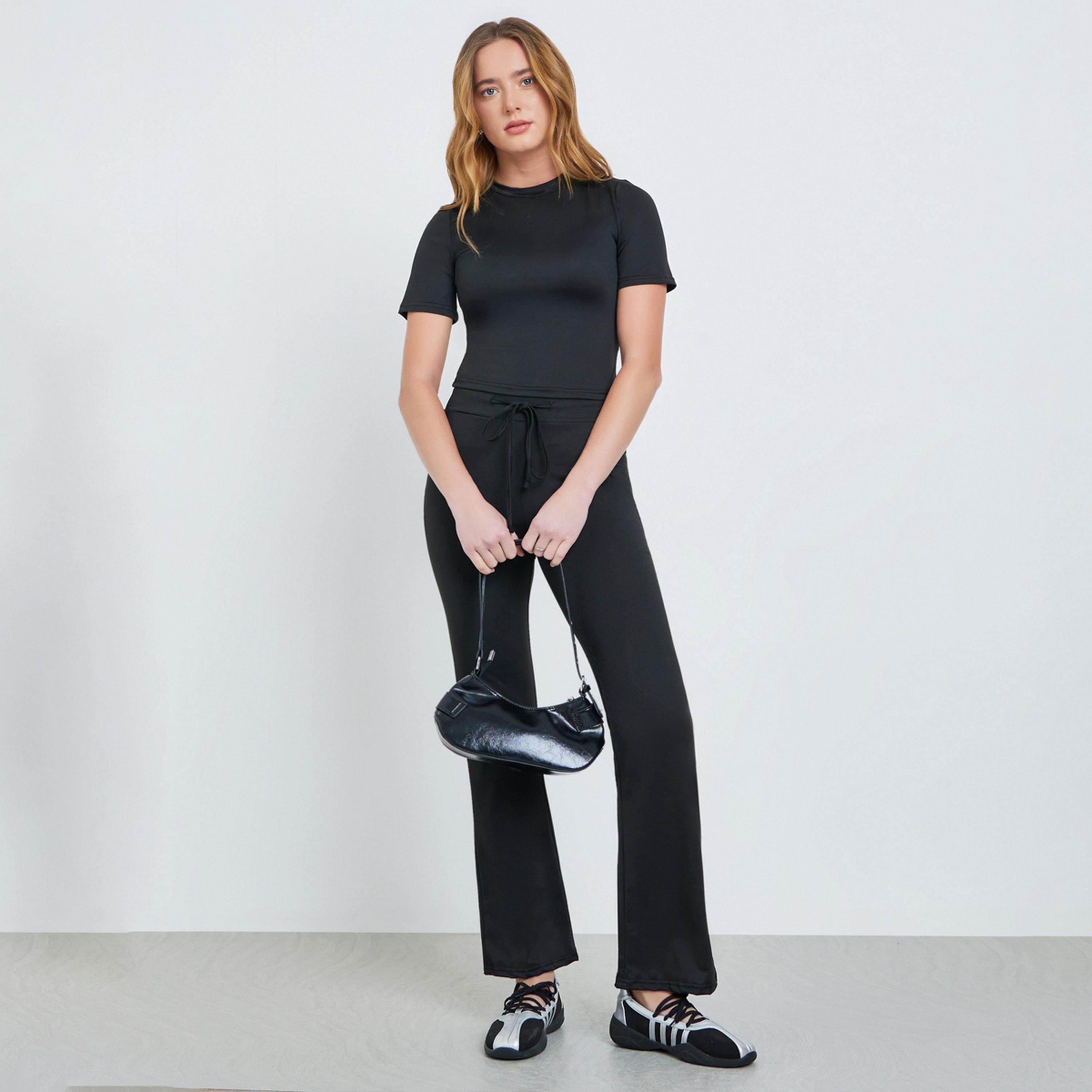 طقم منسق من بنطال وتيشيرت سادة بأكمام قصيرة لون أسود-women-clothing-coordsets-image-1