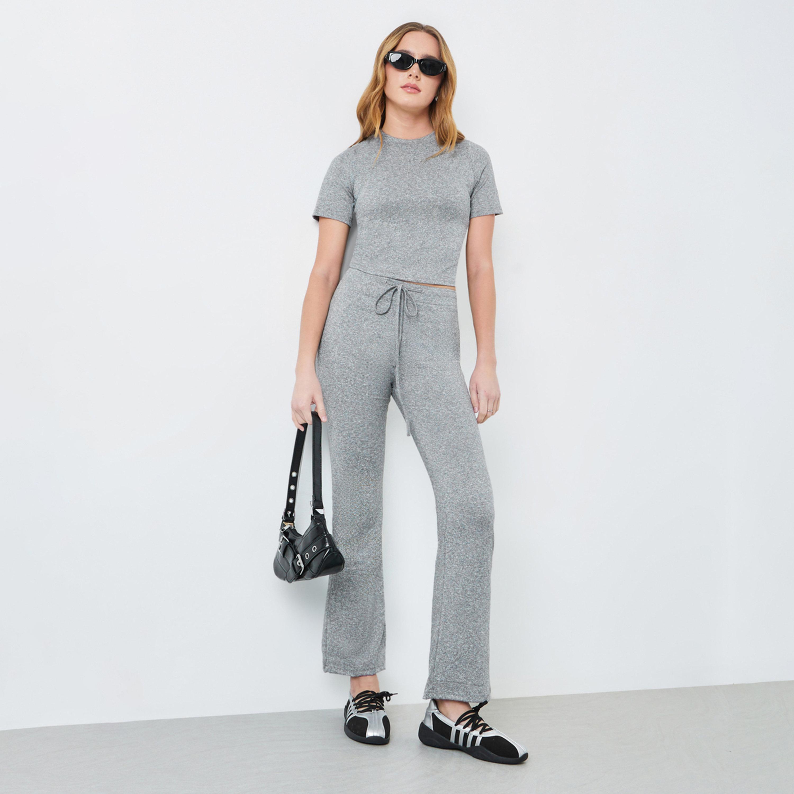 طقم منسق من بنطال وتيشيرت سادة بأكمام قصيرة لون رمادي-women-clothing-coordsets-image-1