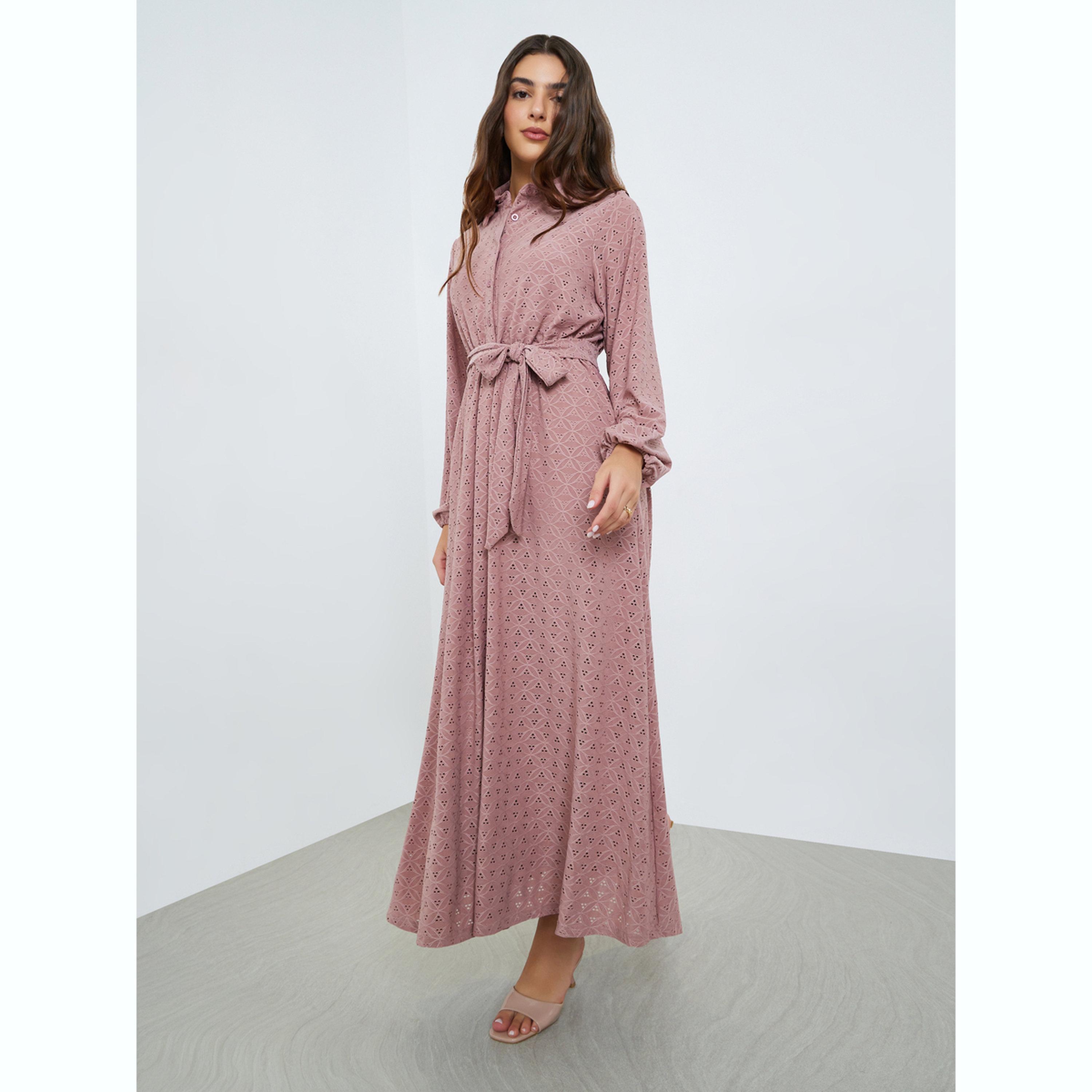 فستان طويل بنمط قميص وتفاصيل مخرمة وحزام ربط-women-clothing-dresses-image-3