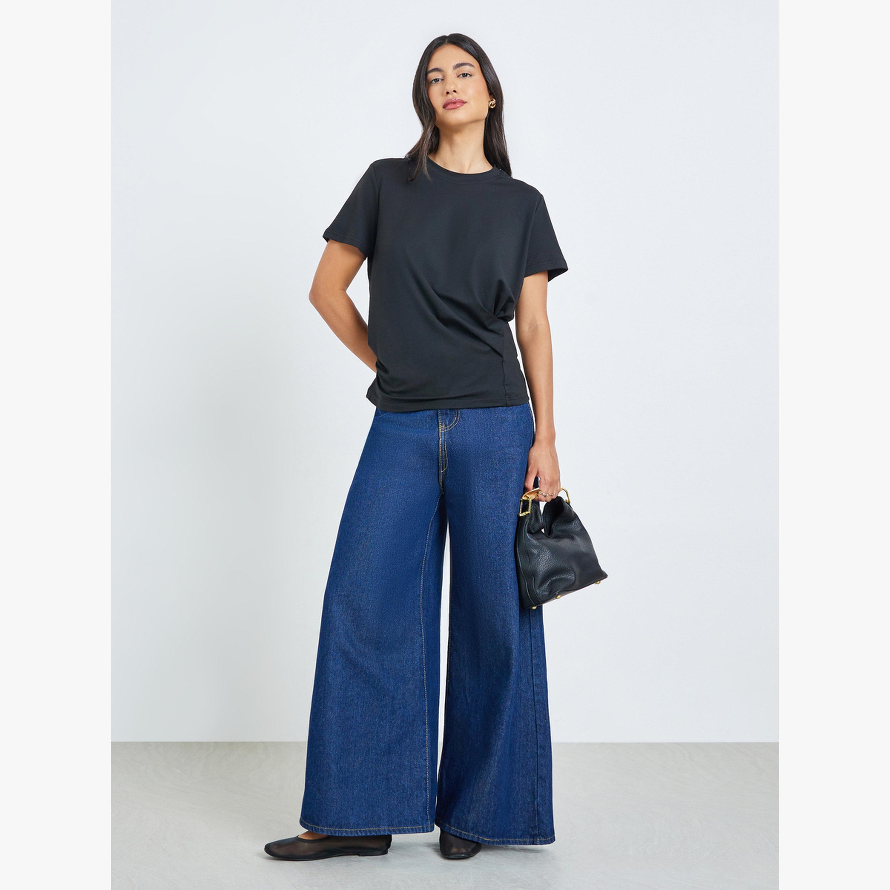 تيشيرت بياقة دائرية بتفاصيل بكسرات-women-clothing-tshirts-image-2