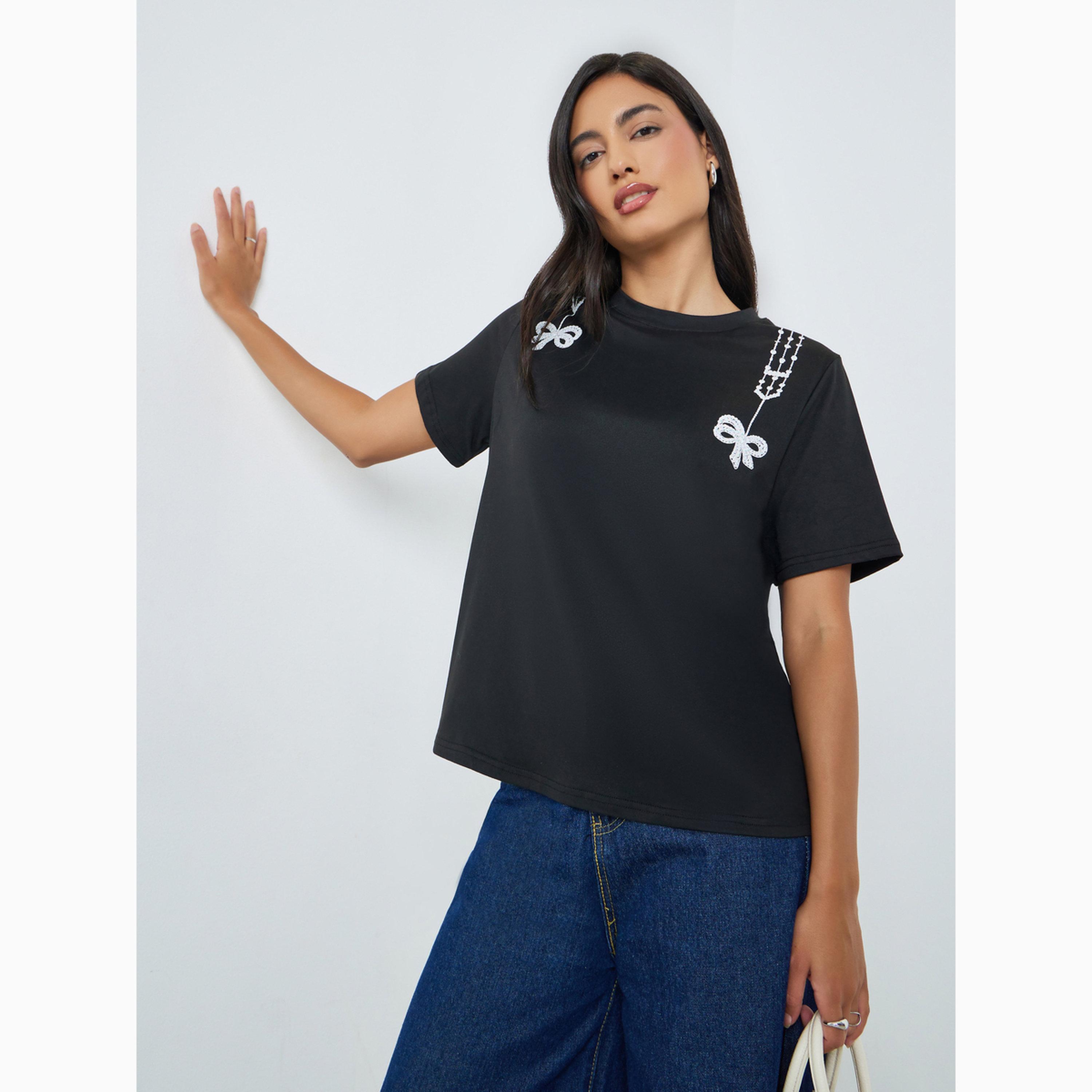 Styli Black Graphic Bow Print Short Sleeve T-Shirt-women-clothing-tshirts-image-1