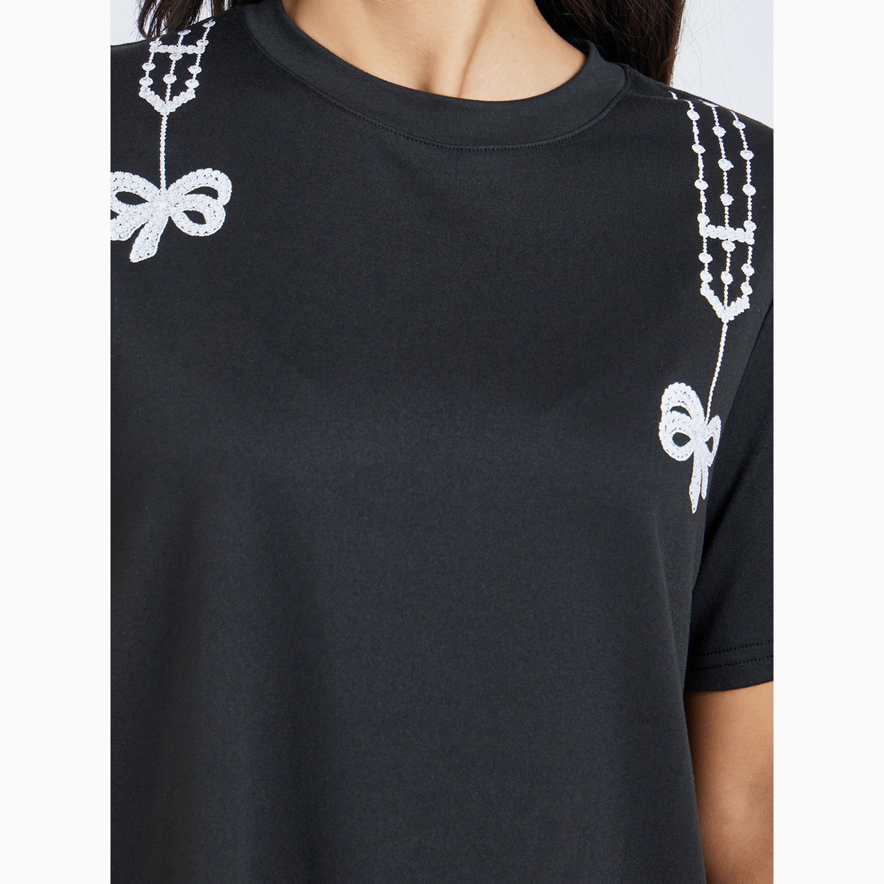تيشيرت أسود بأكمام قصيرة وطبعة جرافيك فيونكة-women-clothing-tshirts-image-3
