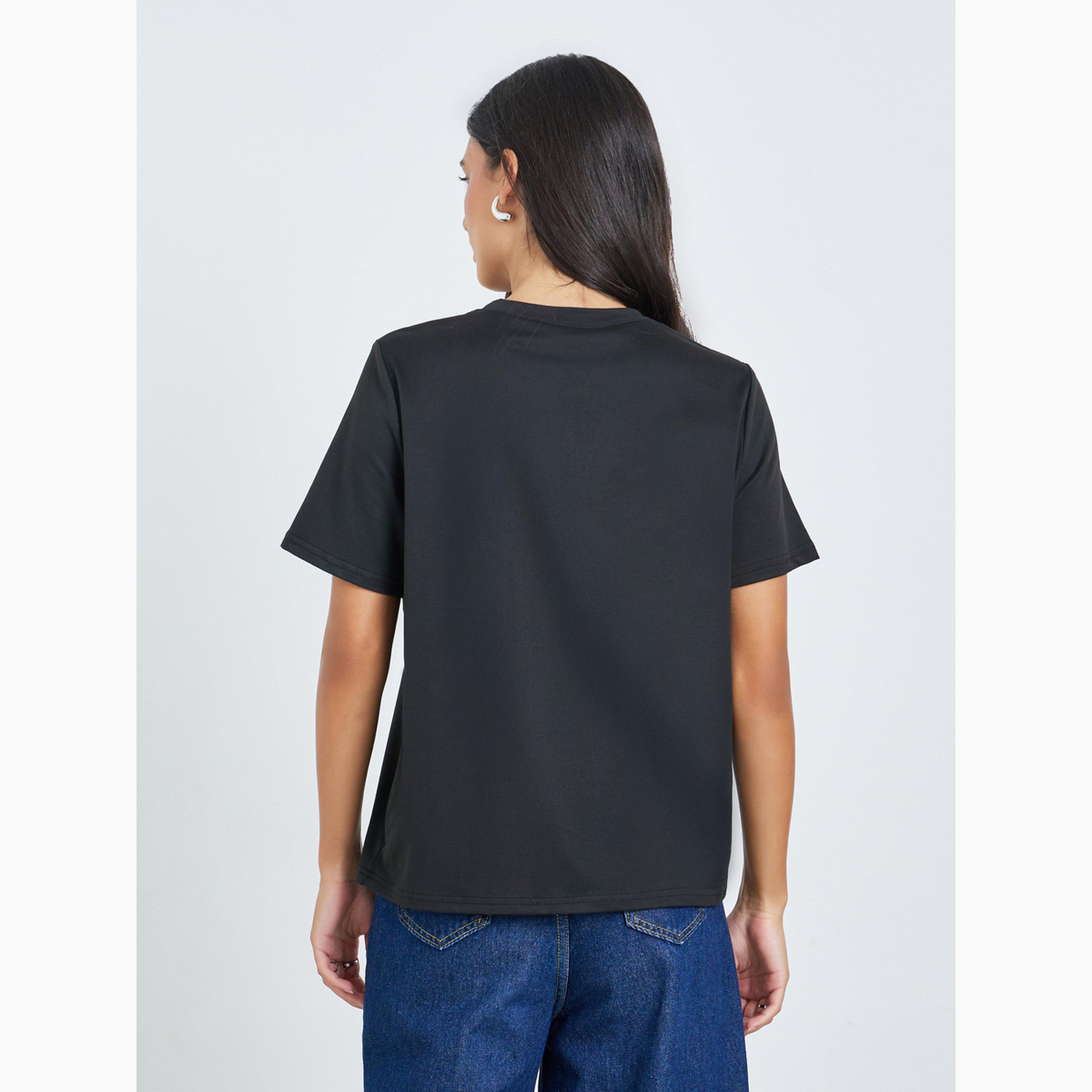 تيشيرت أسود بأكمام قصيرة وطبعة جرافيك فيونكة-women-clothing-tshirts-image-4