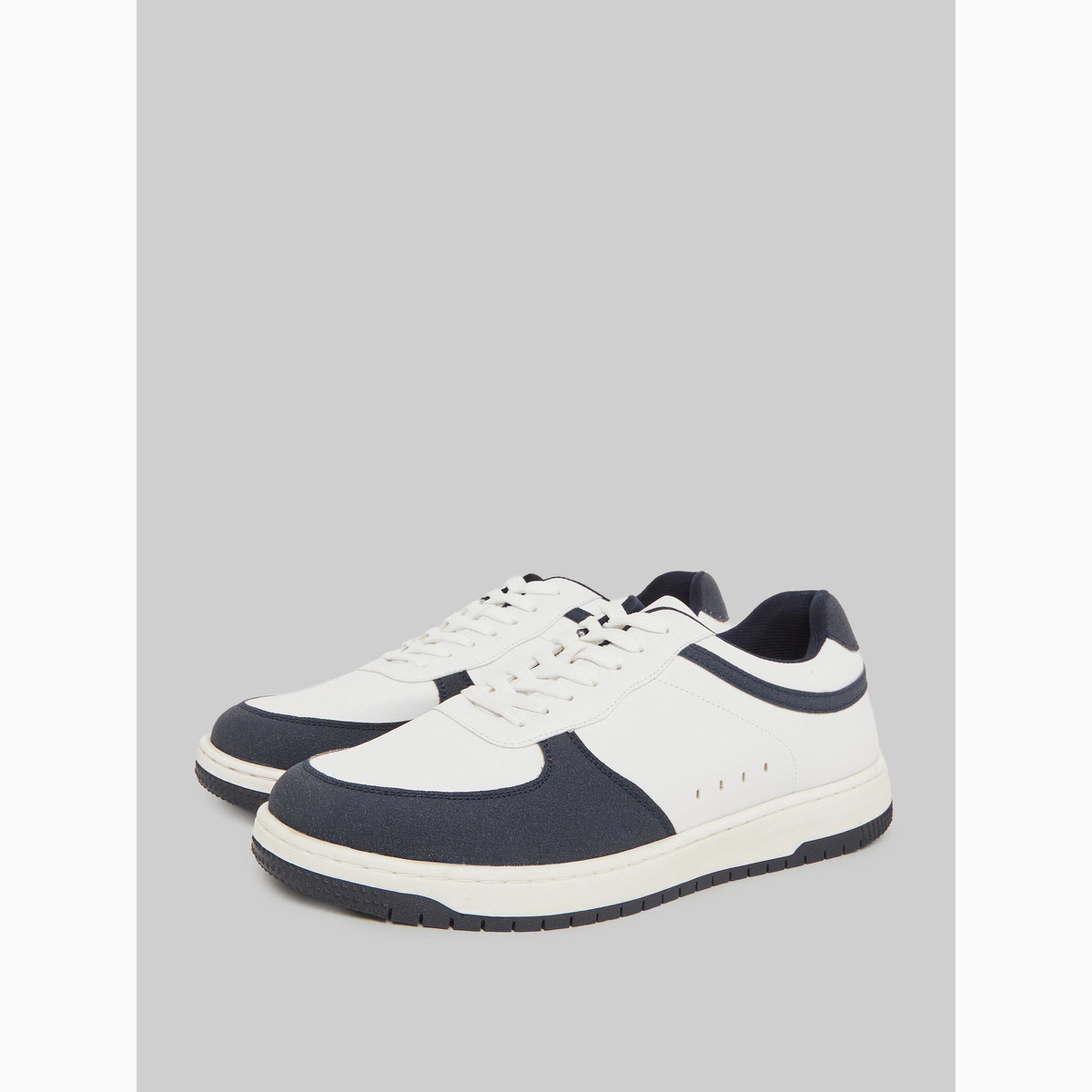 حذاء سنيكرز جلدي أبيض بقصة منخفضة للرجال-men-shoes-sneakers-image-1