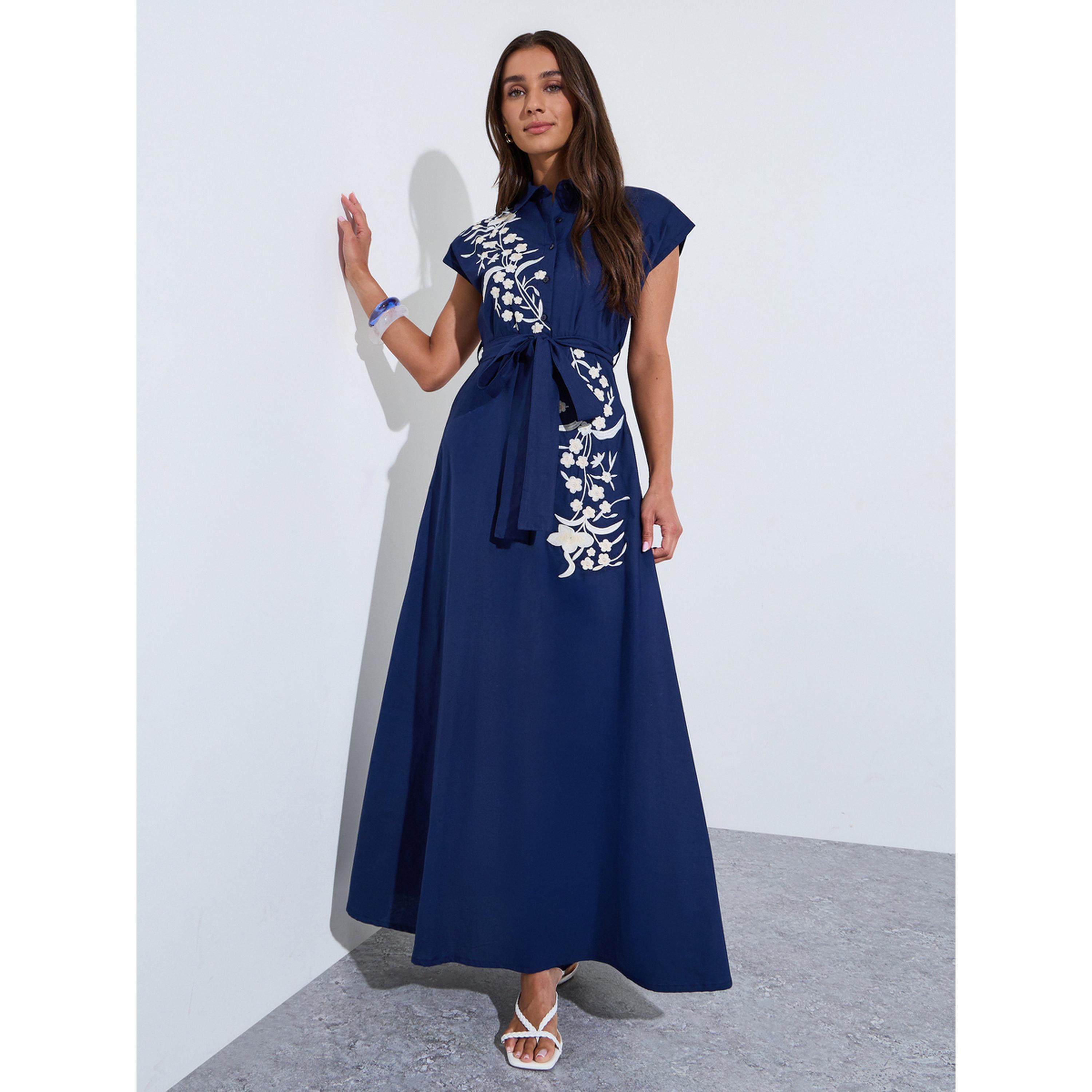 فستان قميص قطني طويل بلوحة مُطرّزة بلون أزرق داكن-women-clothing-dresses-image-1