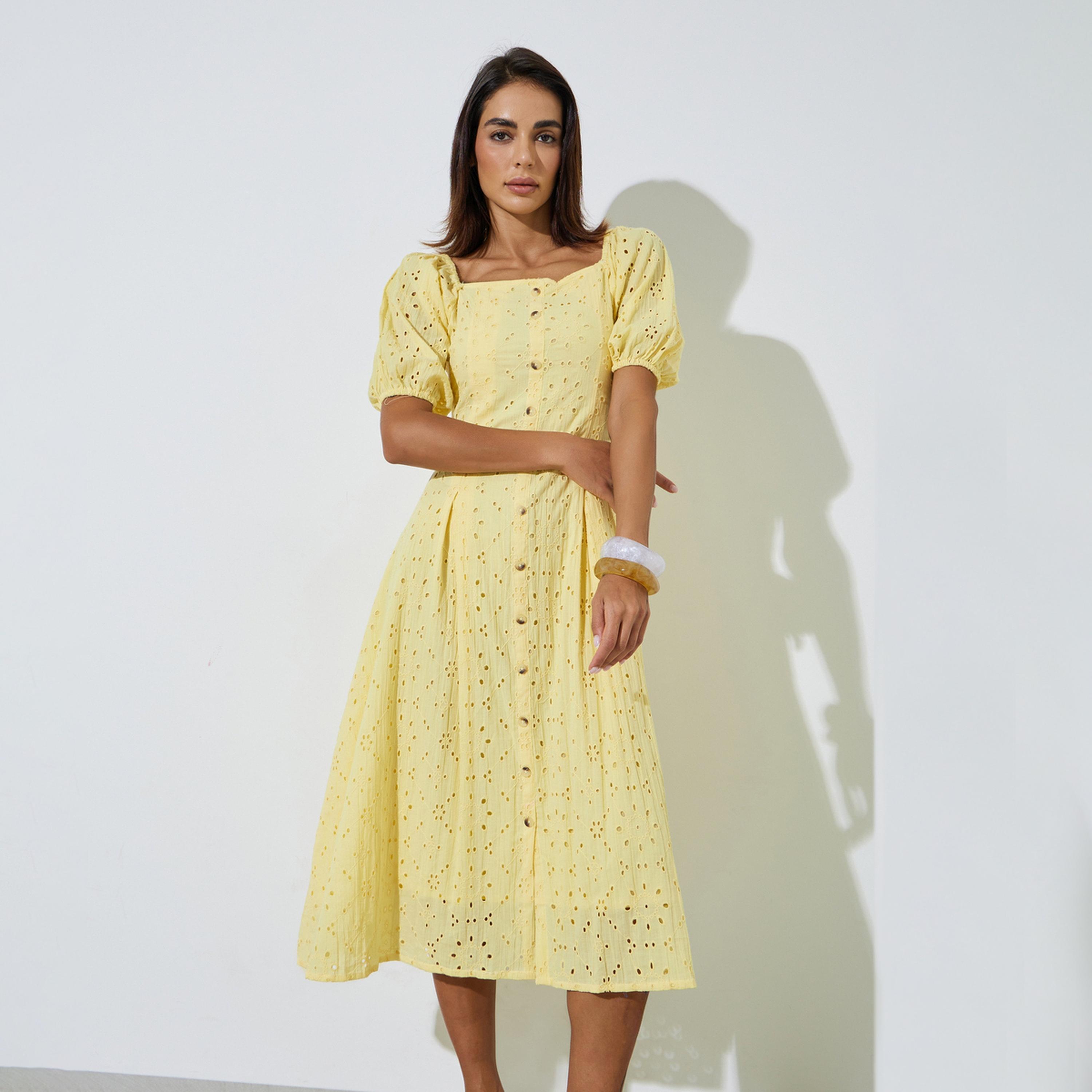 فستان ميدي مُطرّز بحافة واسعة وياقة مربعة-women-clothing-dresses-image-1