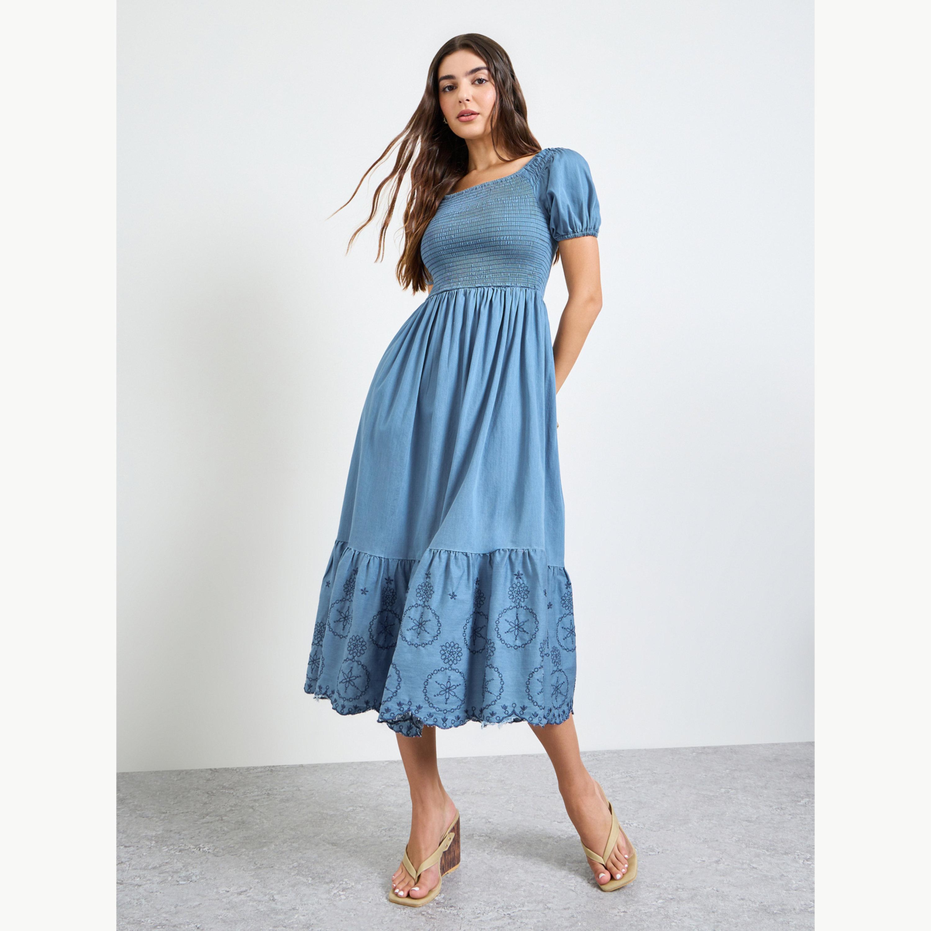 فستان ميدي بحافة واسعة وأكمام قصيرة ومطرز-women-clothing-dresses-image-1